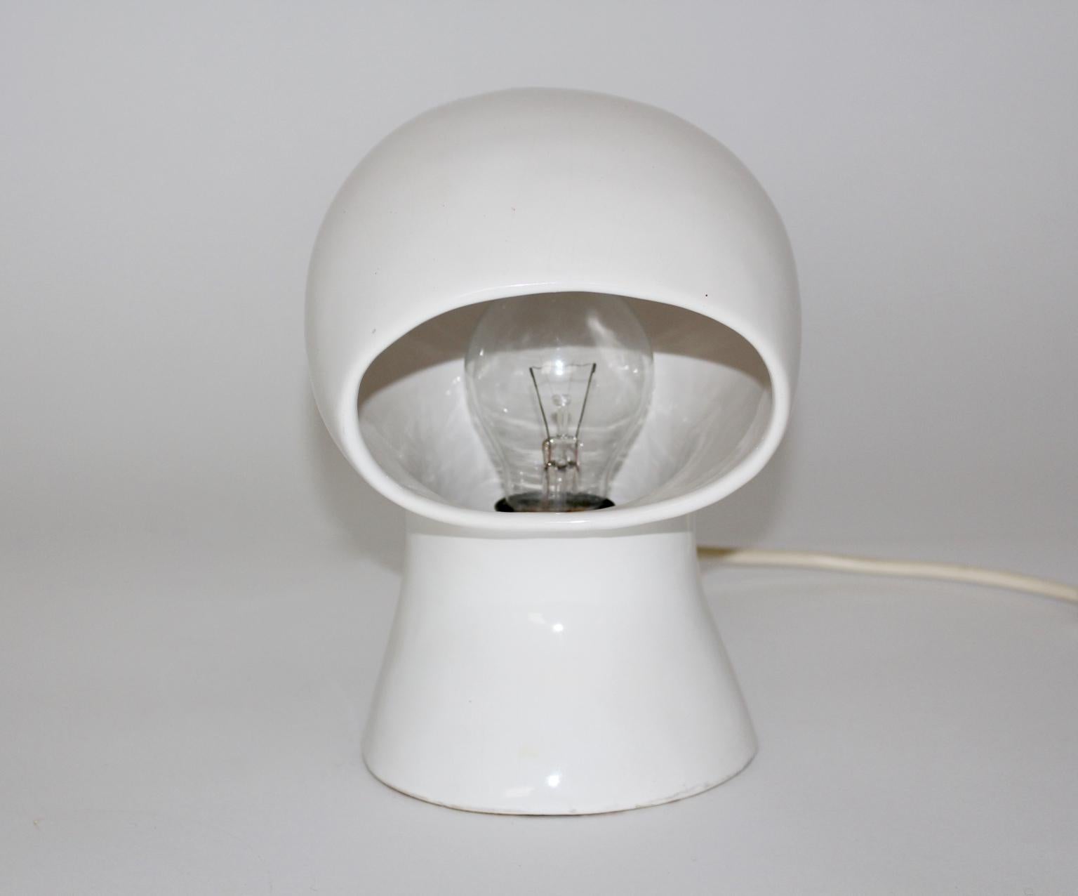Mid-Century Modern White Vintage Ceramic Table Lamp circa 1960  In Good Condition For Sale In Vienna, AT
