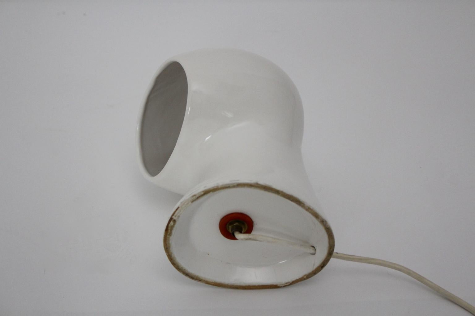 Mid-Century Modern White Vintage Ceramic Table Lamp circa 1960  For Sale 4