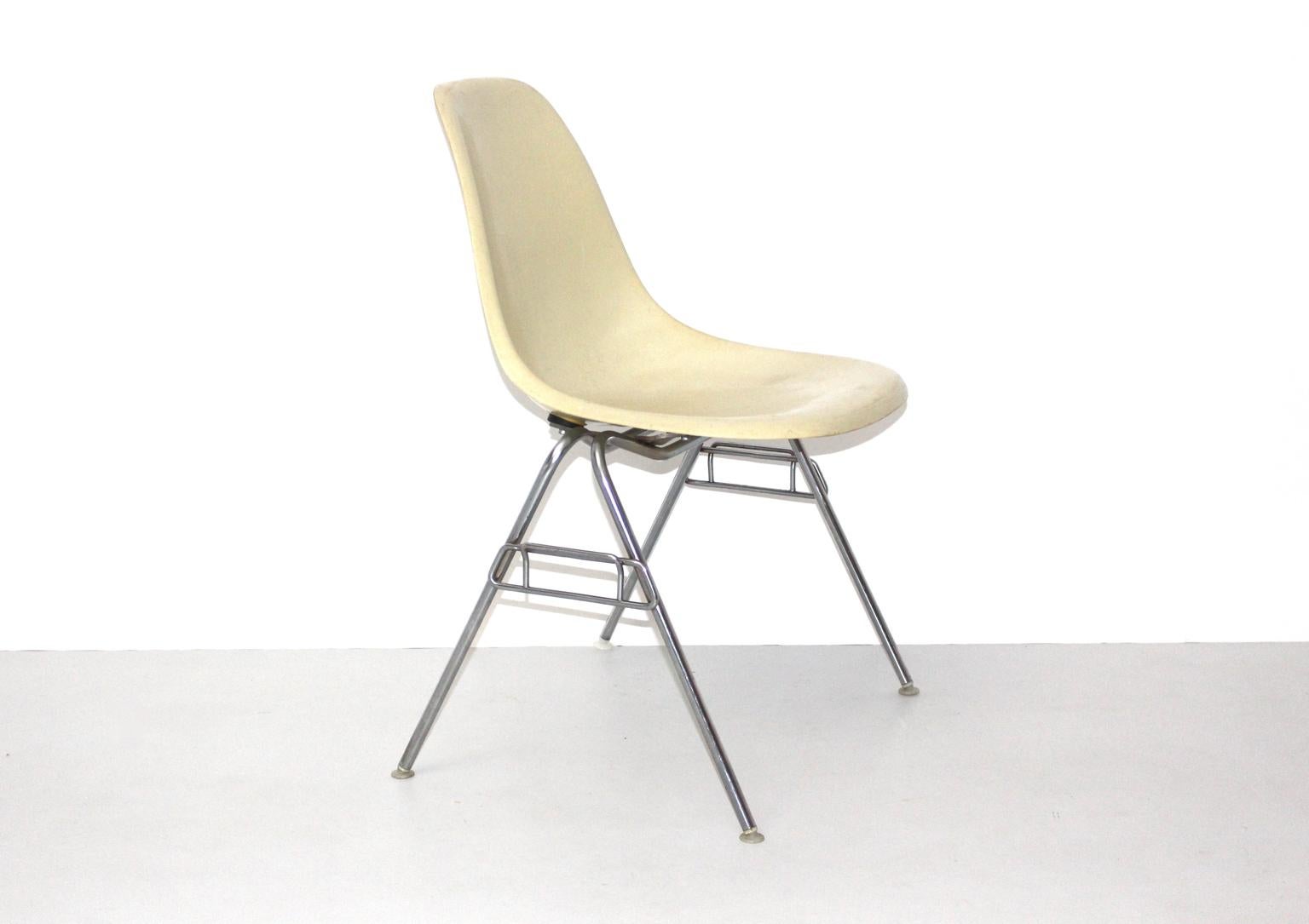 Mid Century Modern vintage model DSS-N fiberglass chair was designed by Charles & Ray Eames and produced by Hermann Miller, Zeeland, Michigan USA. Labeled underneath.
Chromed tube steel frame with an ivory colored fiberglass seat shell.
The vintage