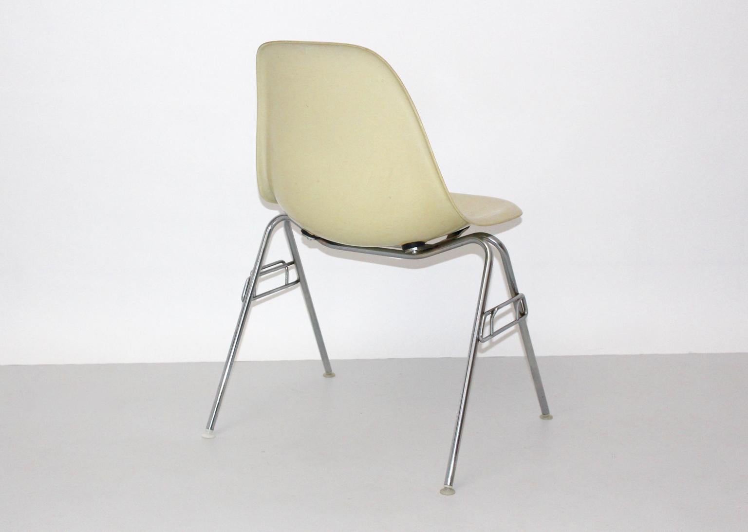 Mid-Century Modern Weißer Vintage-Stuhl aus Fiberglas von Charles & Ray Eames, 1950er Jahre (Moderne der Mitte des Jahrhunderts) im Angebot