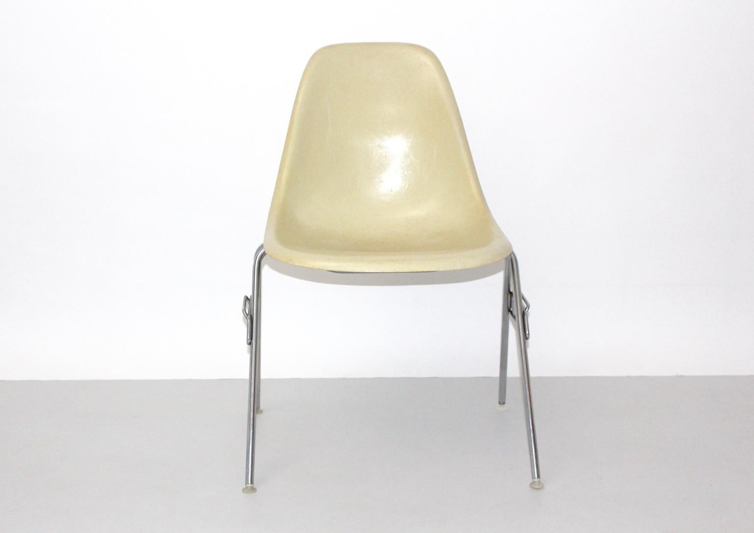 Mid-Century Modern Weißer Vintage-Stuhl aus Fiberglas von Charles & Ray Eames, 1950er Jahre (amerikanisch) im Angebot