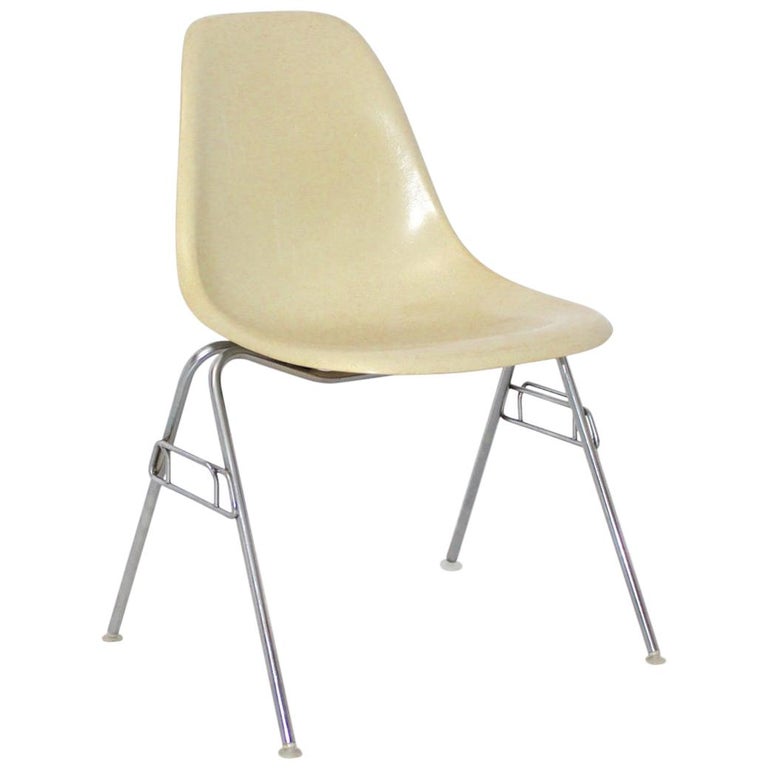 Mid-Century Modern White Vintage Fiberglass Chair by Charles and Ray Eames,  1950s For Sale at 1stDibs