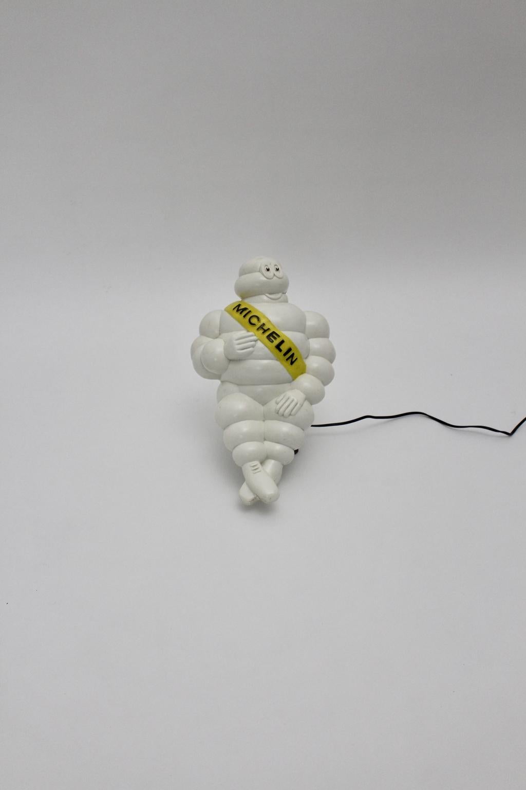 Space Age vintage weiß Bibendum Michelin Werbeschild aus Kunststoff 1960er Jahre Frankreich. Die Michelin-Männchen-Lampe war aus weißem Kunststoff gefertigt und zeigte ein gelbes Band mit dem schwarzen Michelin-Emblem quer über den Körper.
Die