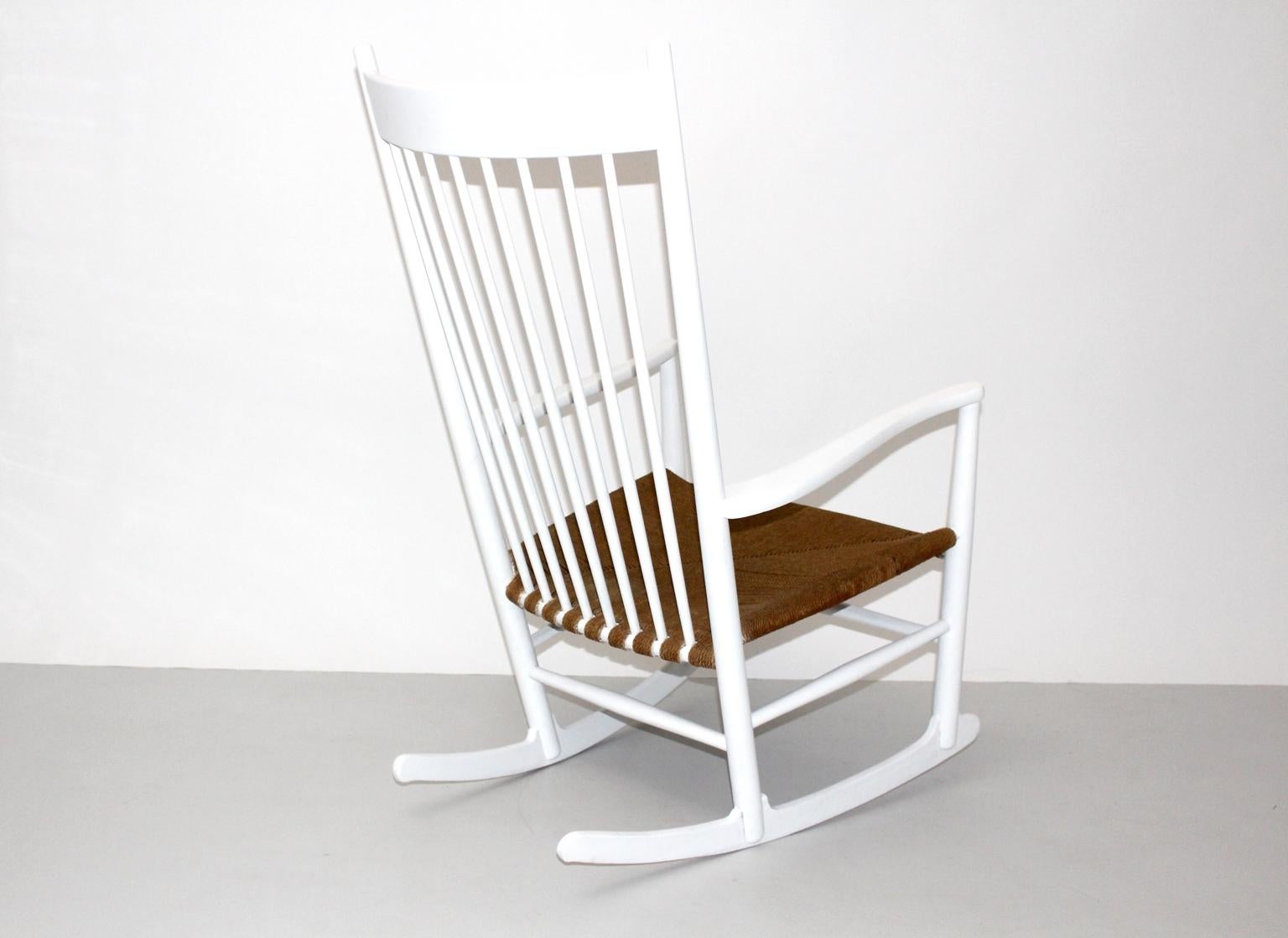 Mid-Century Modern The Moderns Modern White Vintage Rocking Chair J 16 by Hans Wegner Denmark en vente