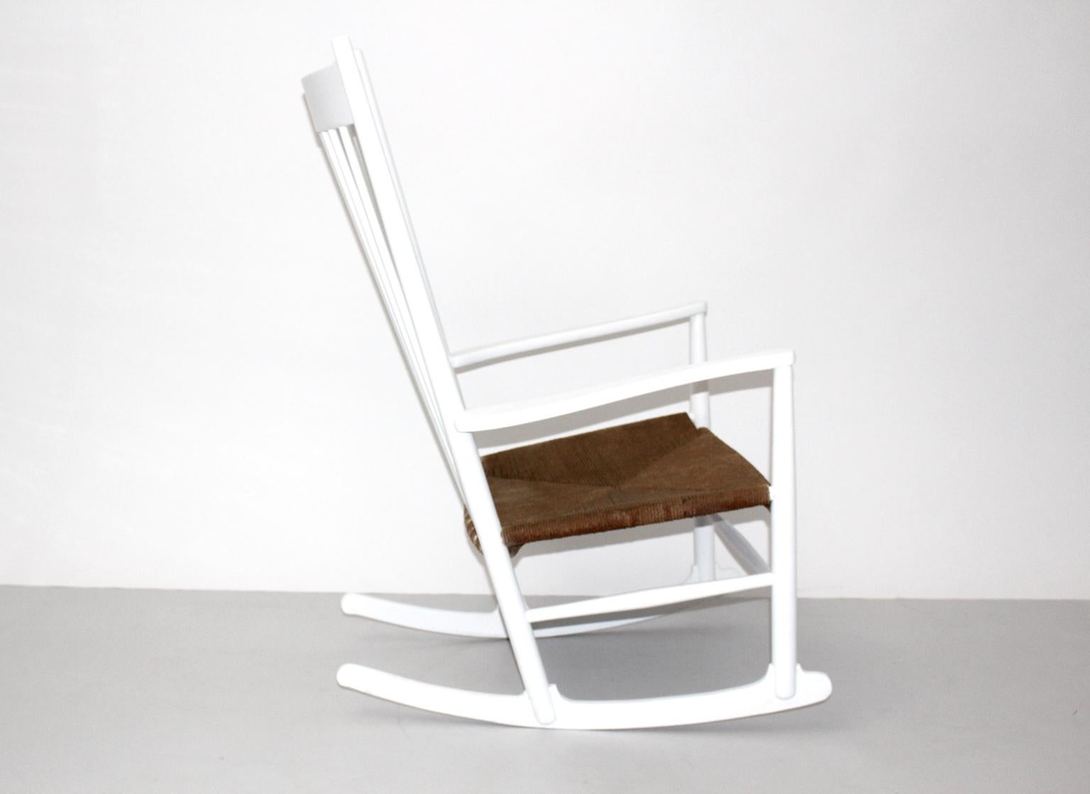 Scandinavian Modern White Vintage Rocking Chair J 16 by Hans Wegner Denmark In Good Condition For Sale In Vienna, AT