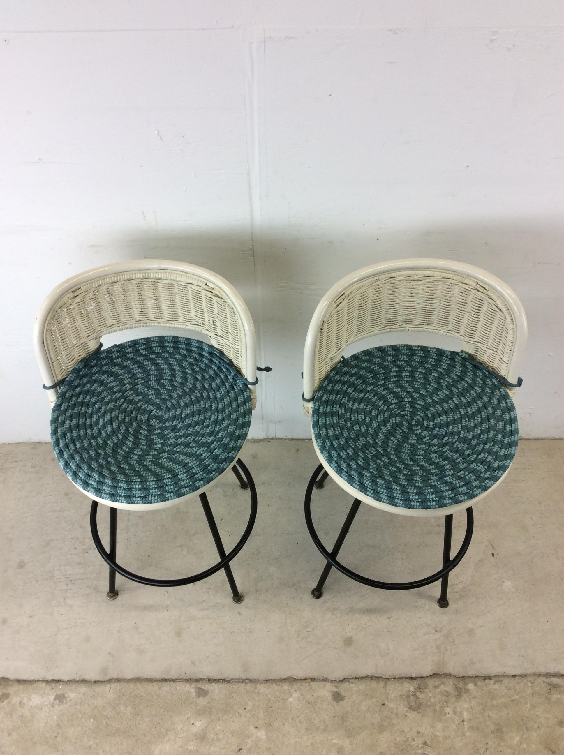 Mid Century Modern White Wicker Bar Stools In Good Condition For Sale In Freehold, NJ