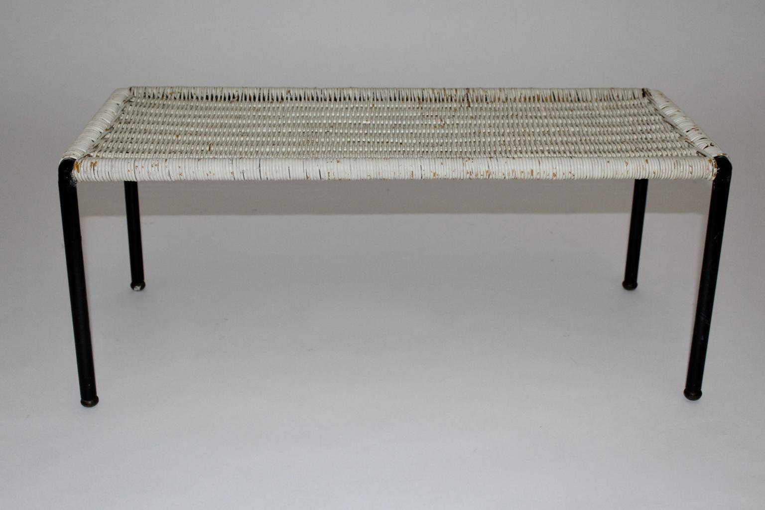 Mid-Century Modern White Wicker Side Table 1950s Austria In Good Condition For Sale In Vienna, AT