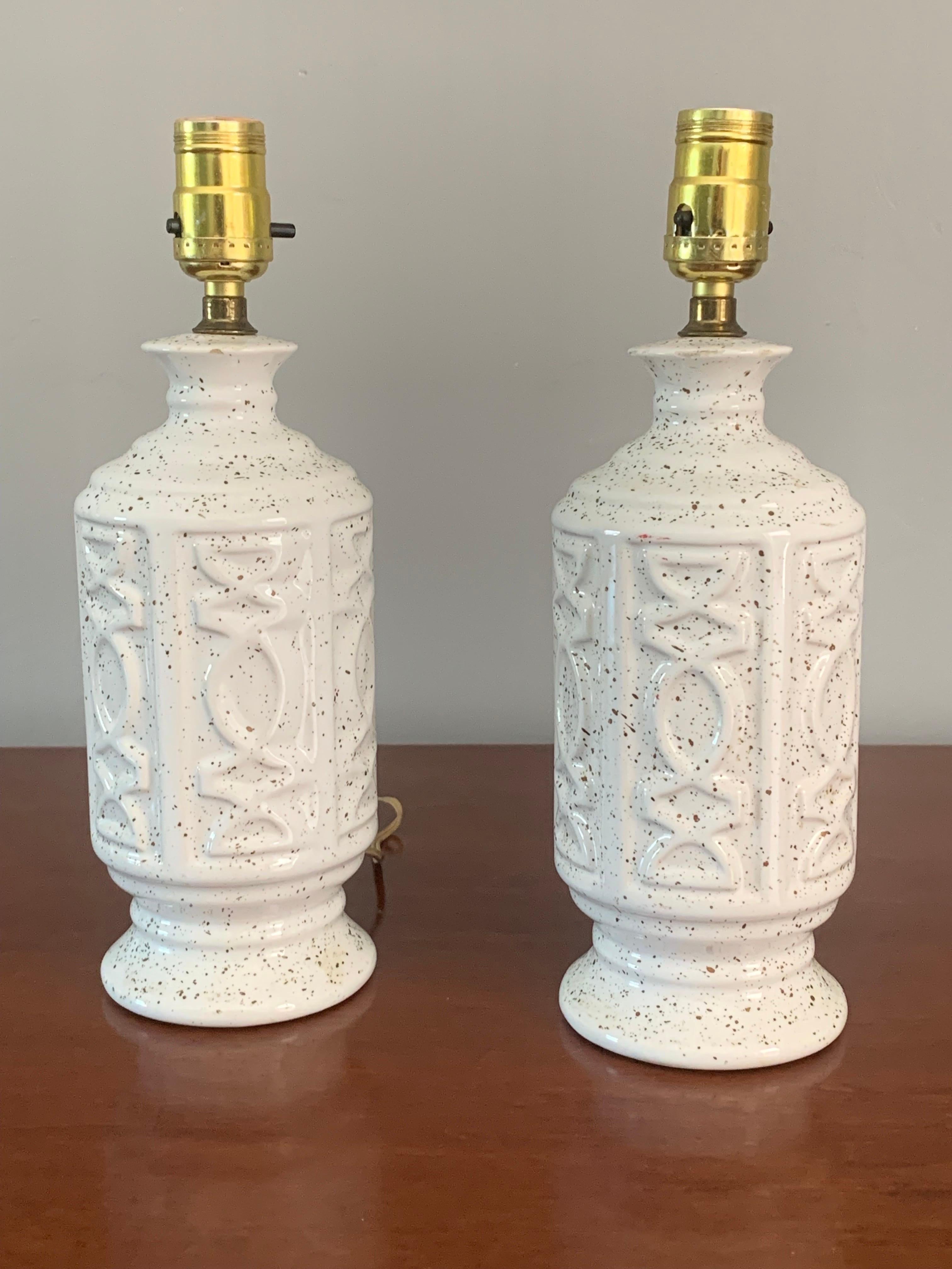 Mid-Century Modern Paire de lampes de table blanches et dorées, Mid Century Modern en vente