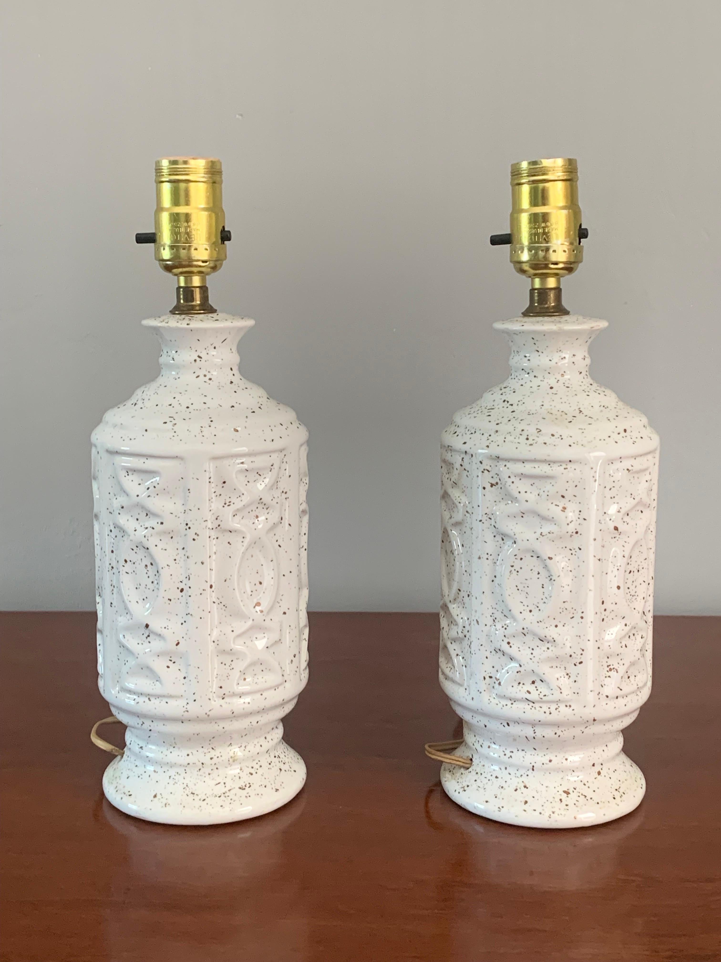 Weiße Mid-Century-Modern-Tischlampen mit Gold, Paar (amerikanisch) im Angebot