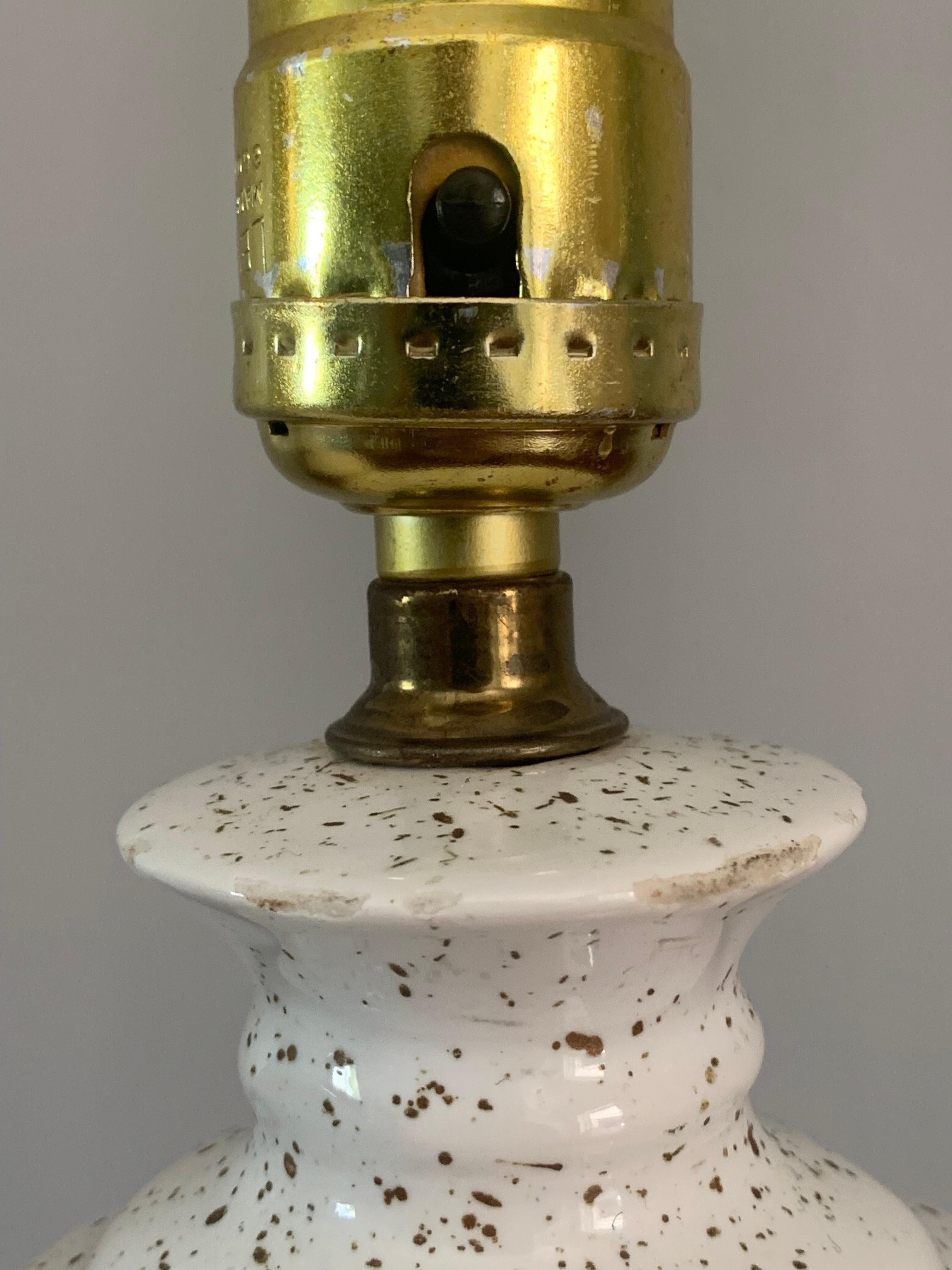 Weiße Mid-Century-Modern-Tischlampen mit Gold, Paar im Angebot 1