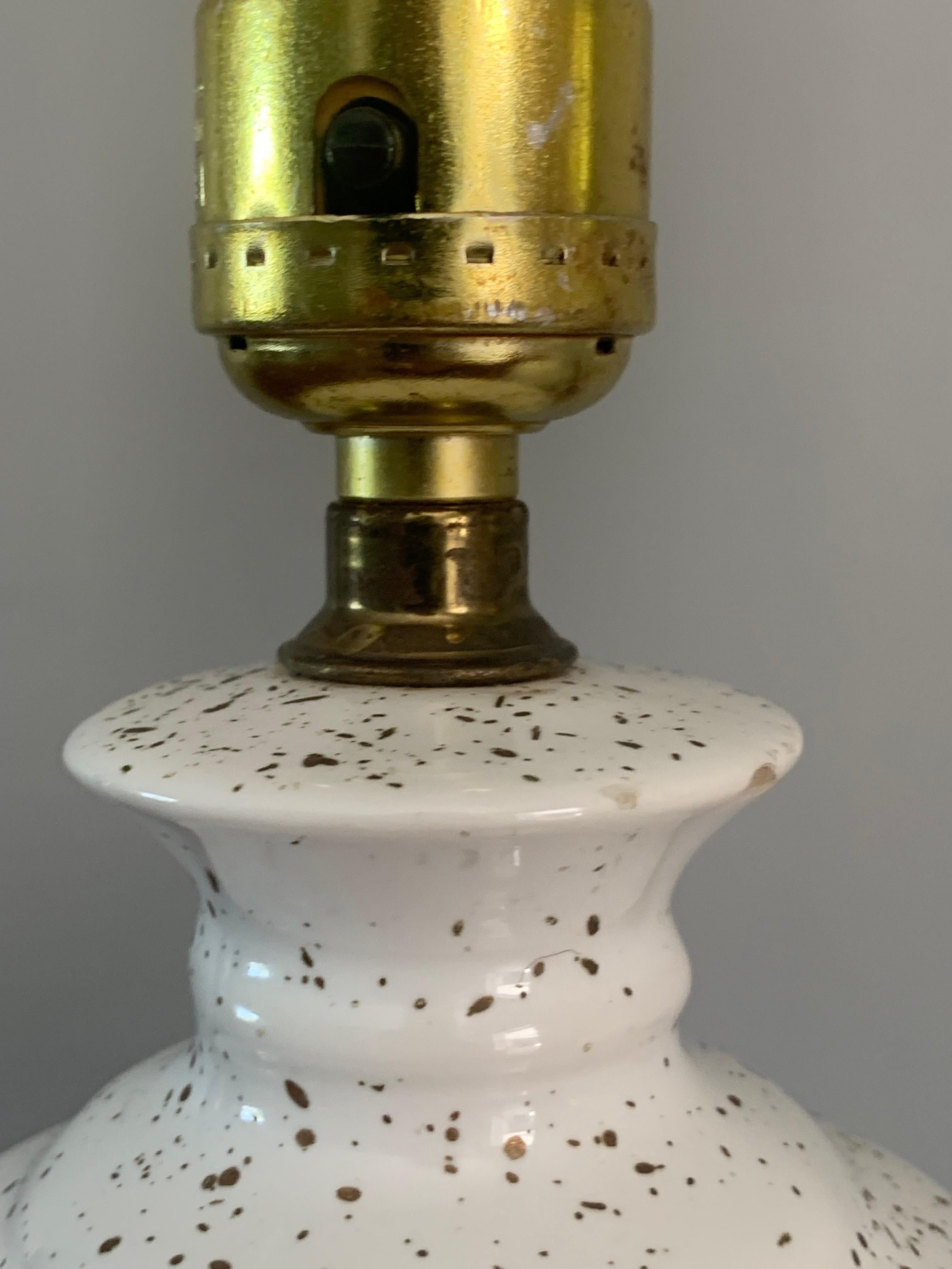 Weiße Mid-Century-Modern-Tischlampen mit Gold, Paar im Angebot 2