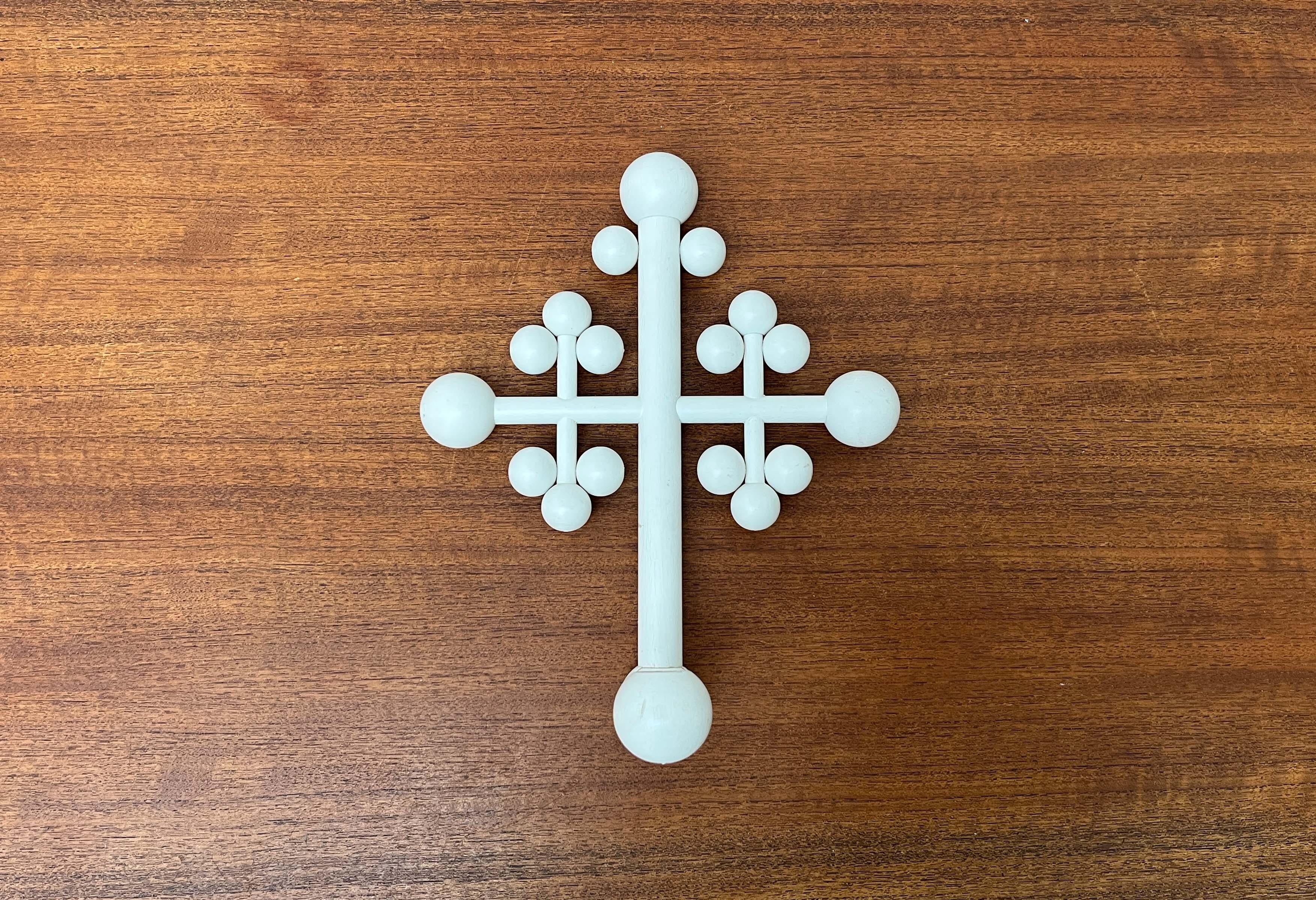 Moderner Wandkerzenhalter mit weißem Holzkreuz aus der Mitte des Jahrhunderts aus Aarikka, Finnland im Angebot 4