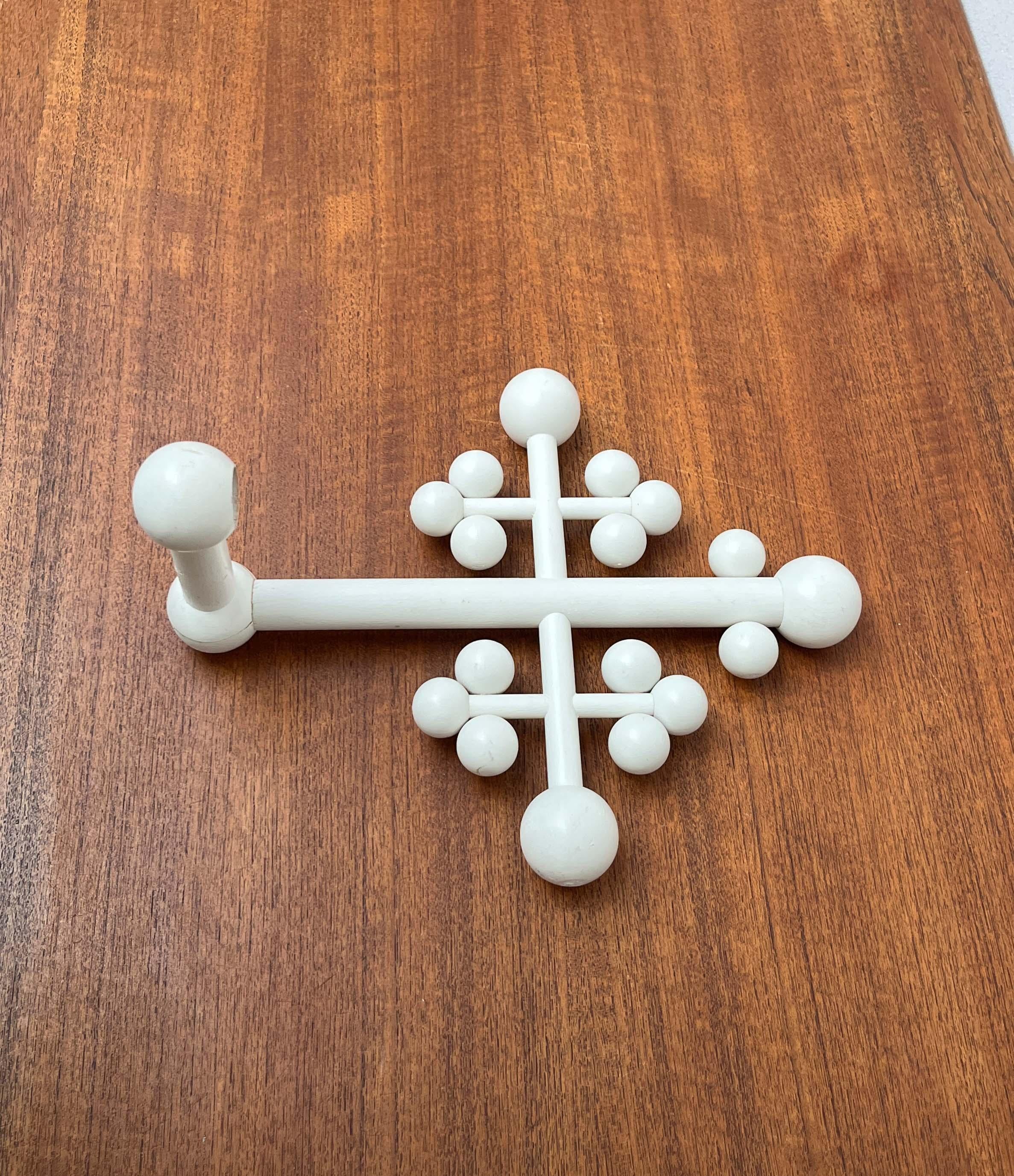 Moderner Wandkerzenhalter mit weißem Holzkreuz aus der Mitte des Jahrhunderts aus Aarikka, Finnland im Angebot 5