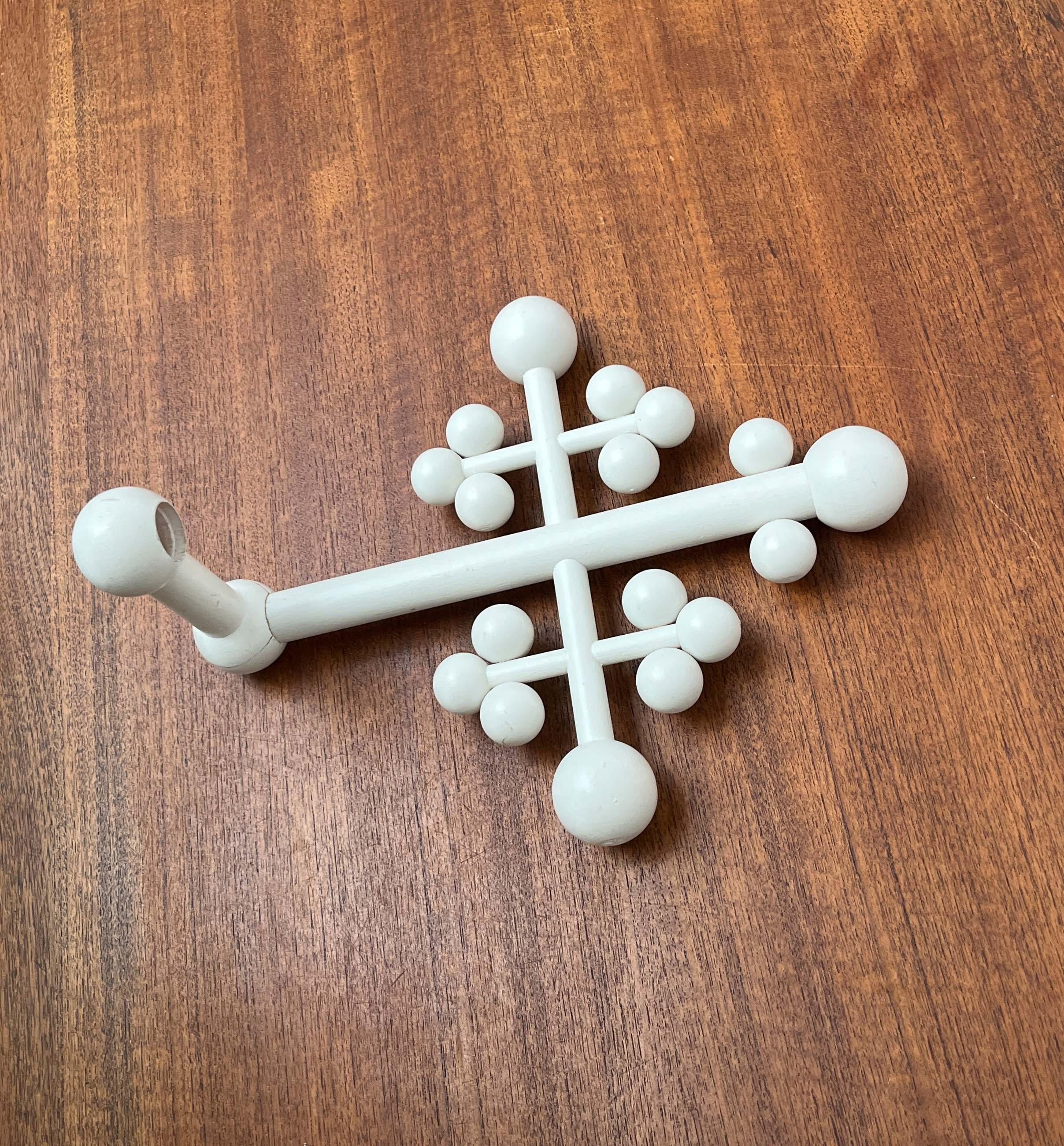 Moderner Wandkerzenhalter mit weißem Holzkreuz aus der Mitte des Jahrhunderts aus Aarikka, Finnland im Angebot 6