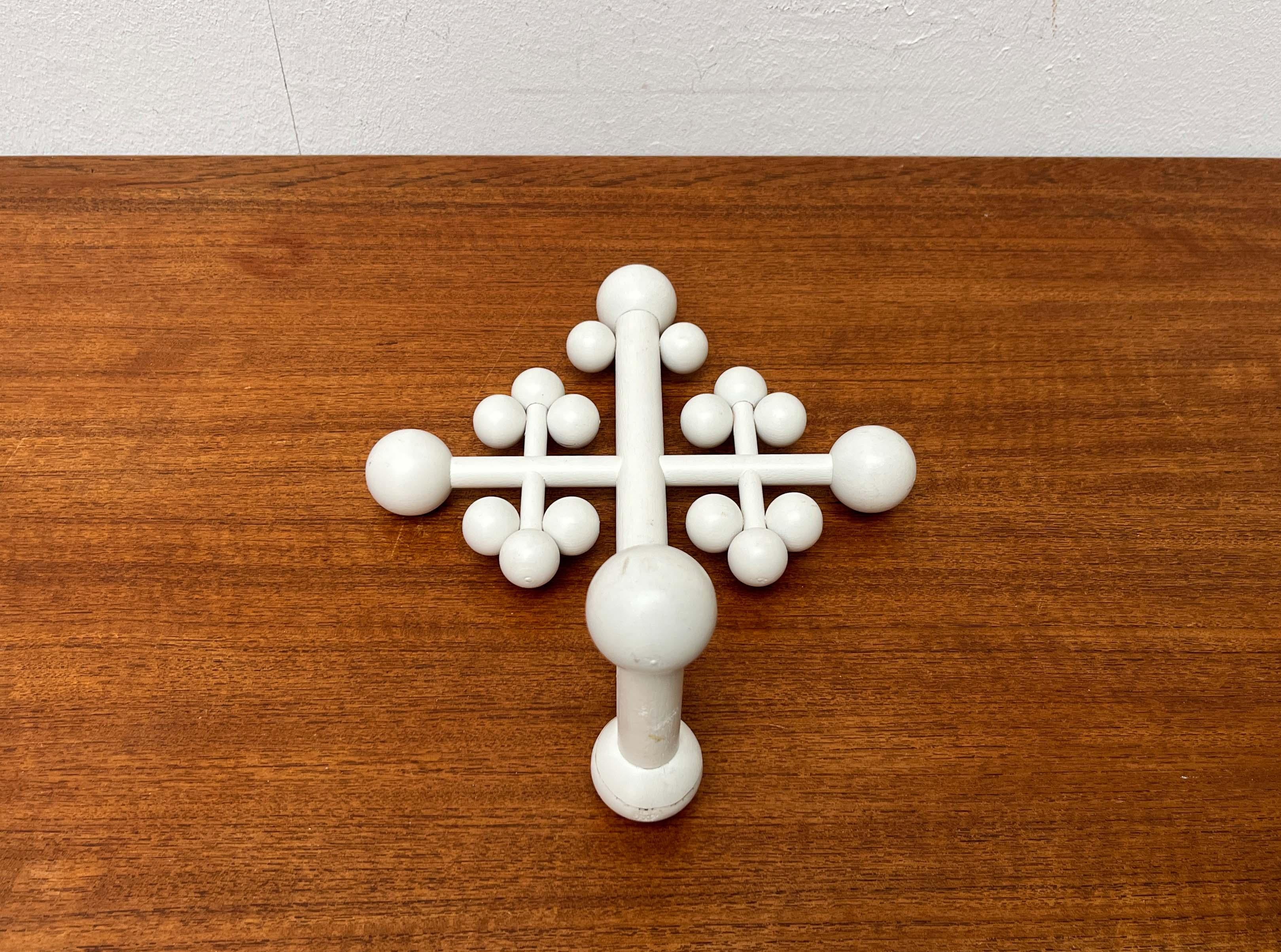 Moderner Wandkerzenhalter mit weißem Holzkreuz aus der Mitte des Jahrhunderts aus Aarikka, Finnland im Angebot 7