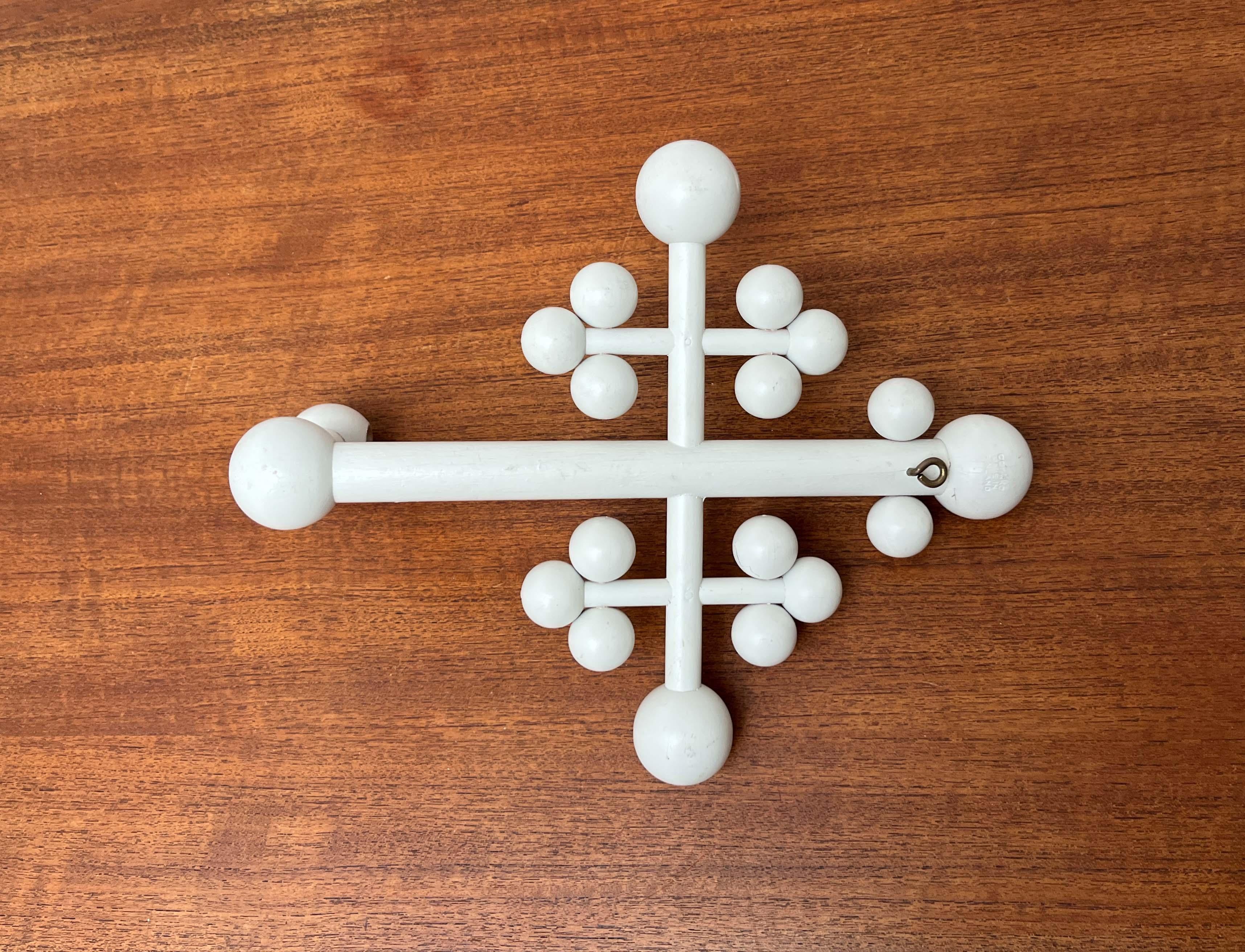 Moderner Wandkerzenhalter mit weißem Holzkreuz aus der Mitte des Jahrhunderts aus Aarikka, Finnland im Angebot 8