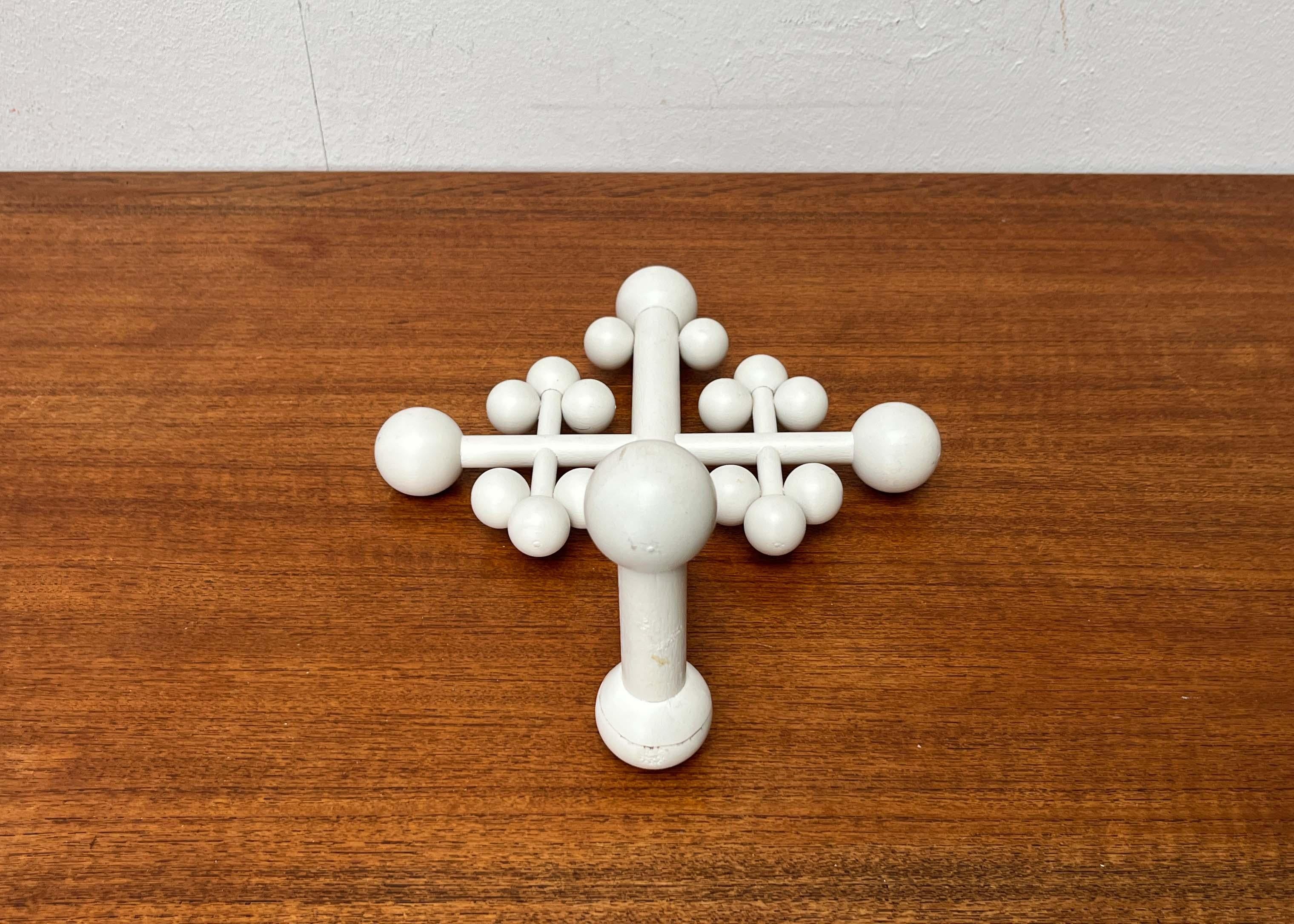 Moderner Wandkerzenhalter aus weißem Holz mit Kreuz aus der Mitte des Jahrhunderts, Aarikka, Finnland, 1960er Jahre.

Originalfarbe !
An der Unterseite repariert.