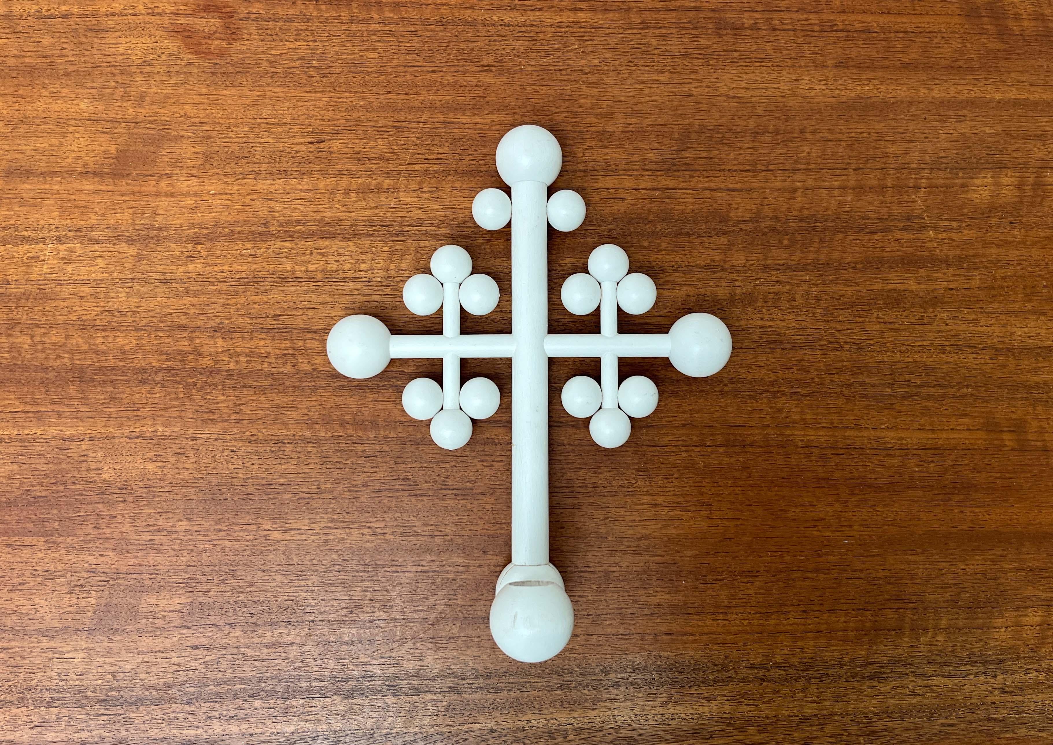 Moderner Wandkerzenhalter mit weißem Holzkreuz aus der Mitte des Jahrhunderts aus Aarikka, Finnland (Moderne der Mitte des Jahrhunderts) im Angebot