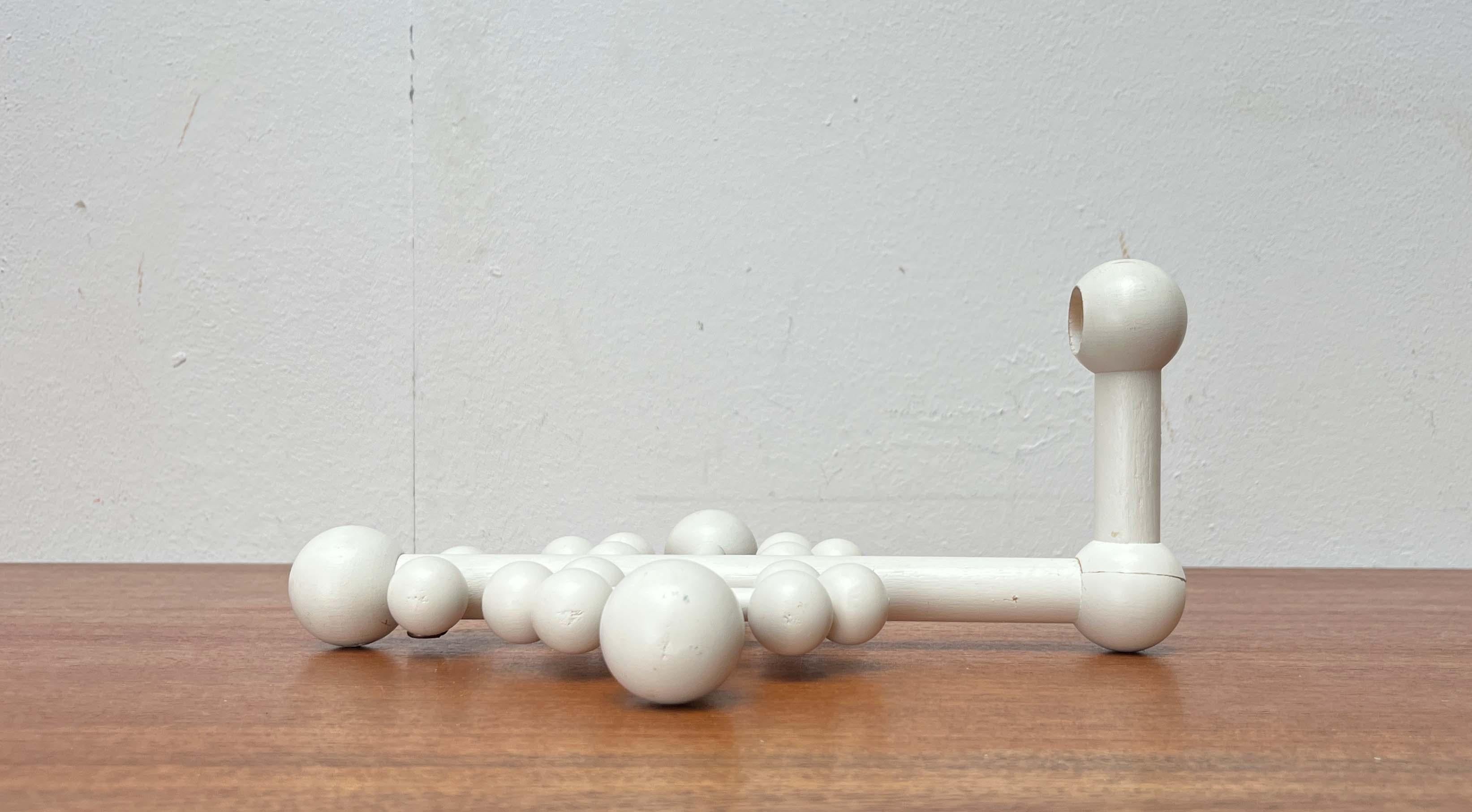 Moderner Wandkerzenhalter mit weißem Holzkreuz aus der Mitte des Jahrhunderts aus Aarikka, Finnland im Zustand „Relativ gut“ im Angebot in Hamburg, DE