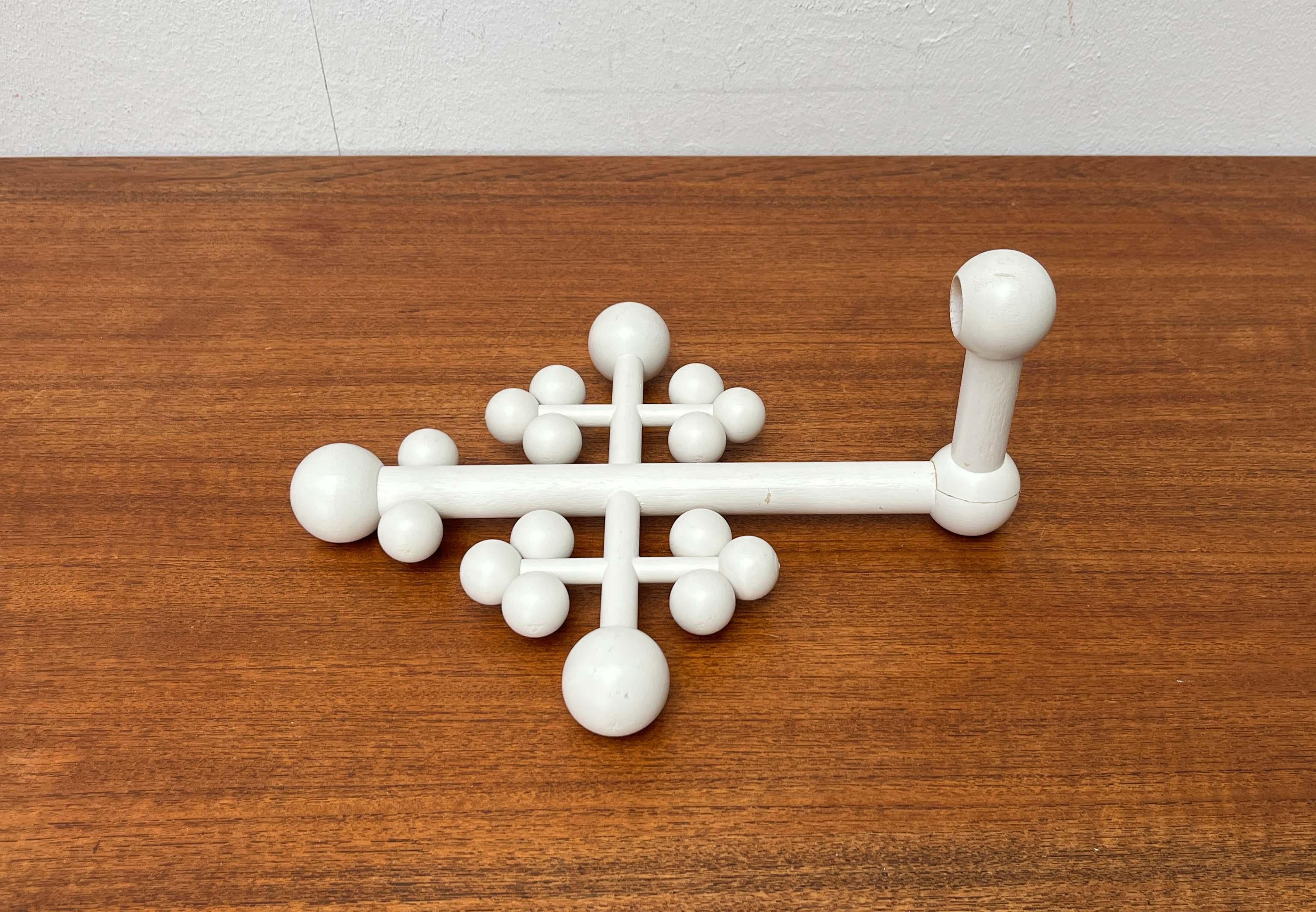 Moderner Wandkerzenhalter mit weißem Holzkreuz aus der Mitte des Jahrhunderts aus Aarikka, Finnland (20. Jahrhundert) im Angebot