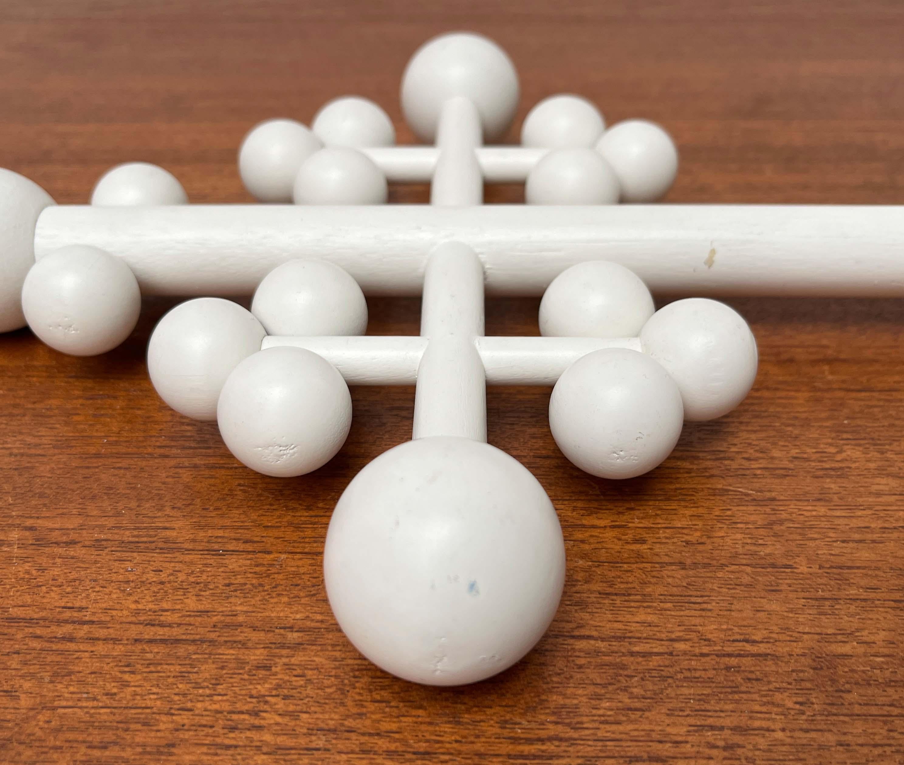 Moderner Wandkerzenhalter mit weißem Holzkreuz aus der Mitte des Jahrhunderts aus Aarikka, Finnland im Angebot 1