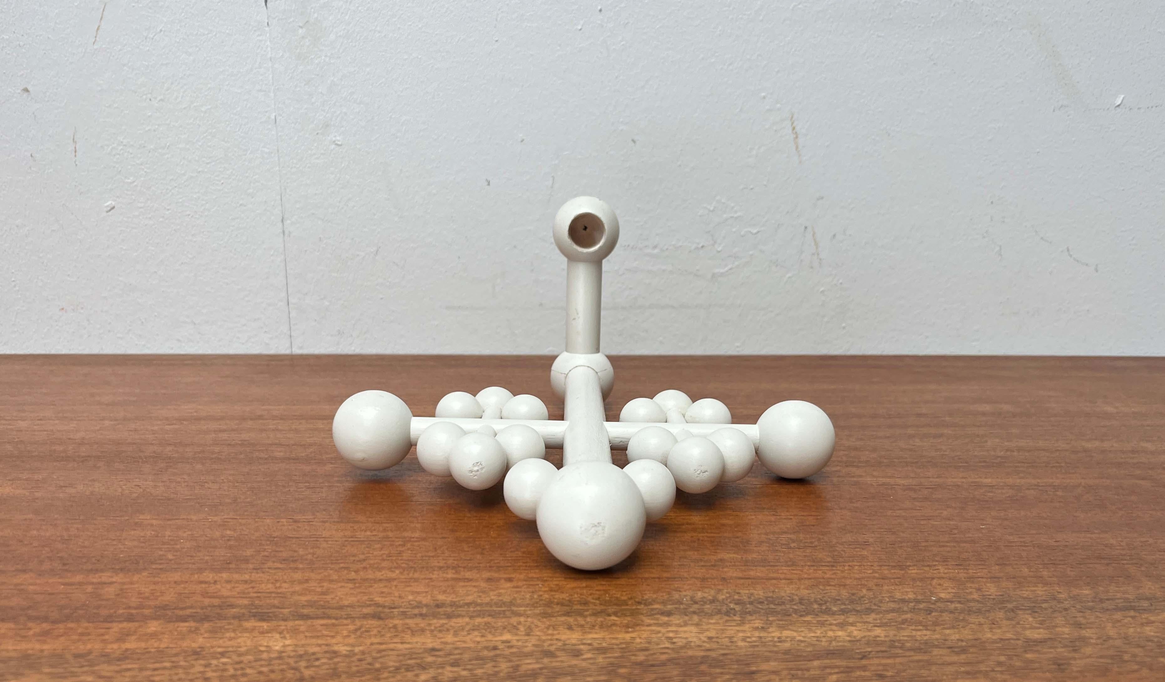 Moderner Wandkerzenhalter mit weißem Holzkreuz aus der Mitte des Jahrhunderts aus Aarikka, Finnland im Angebot 2