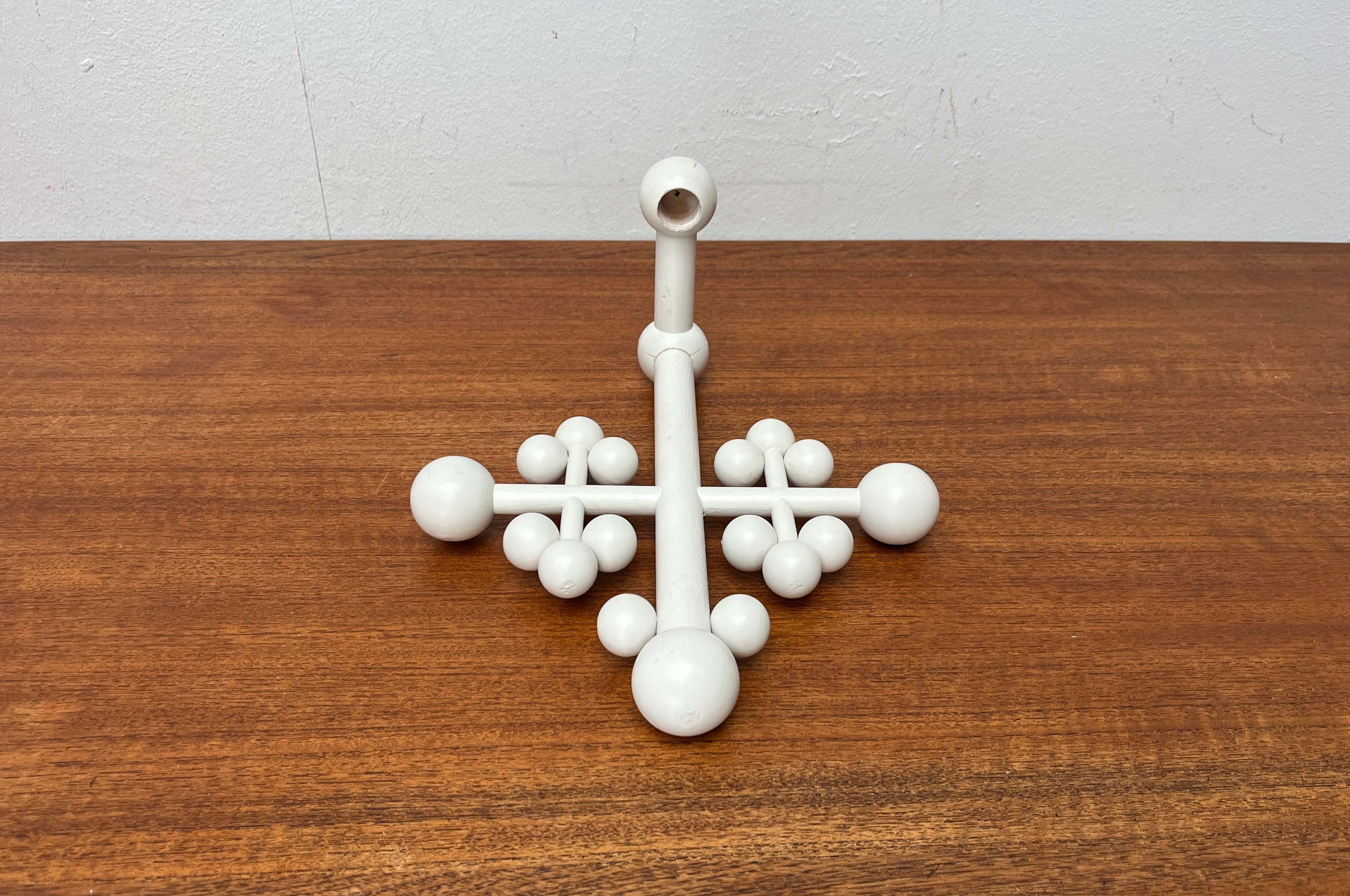 Moderner Wandkerzenhalter mit weißem Holzkreuz aus der Mitte des Jahrhunderts aus Aarikka, Finnland im Angebot 3