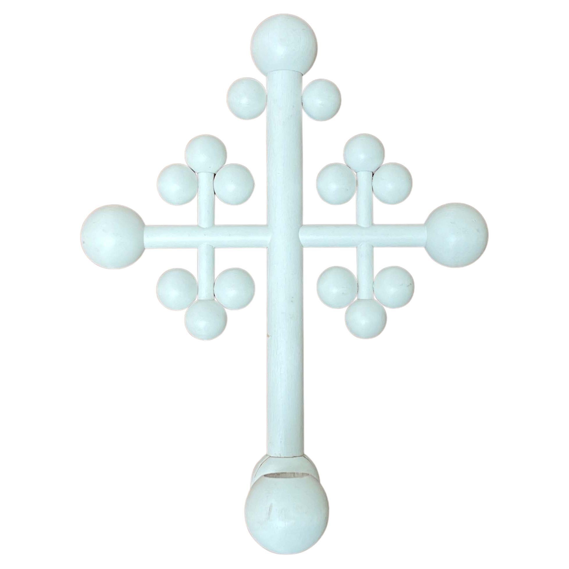 Moderner Wandkerzenhalter mit weißem Holzkreuz aus der Mitte des Jahrhunderts aus Aarikka, Finnland im Angebot