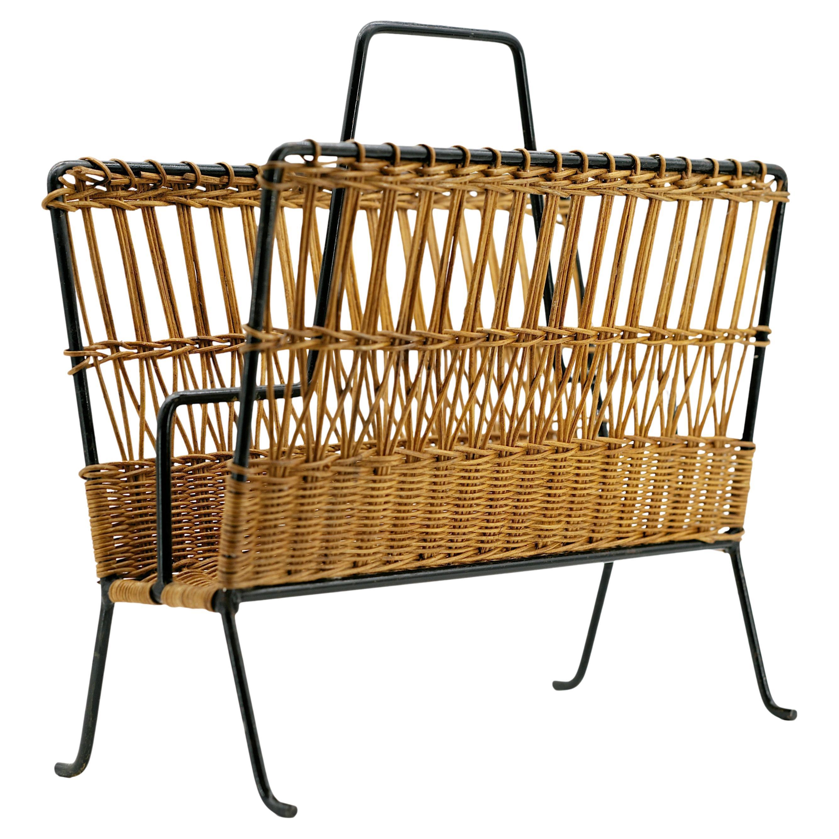 Porte-revues en osier et métal de la modernité du milieu du siècle par Raoul, années 1950