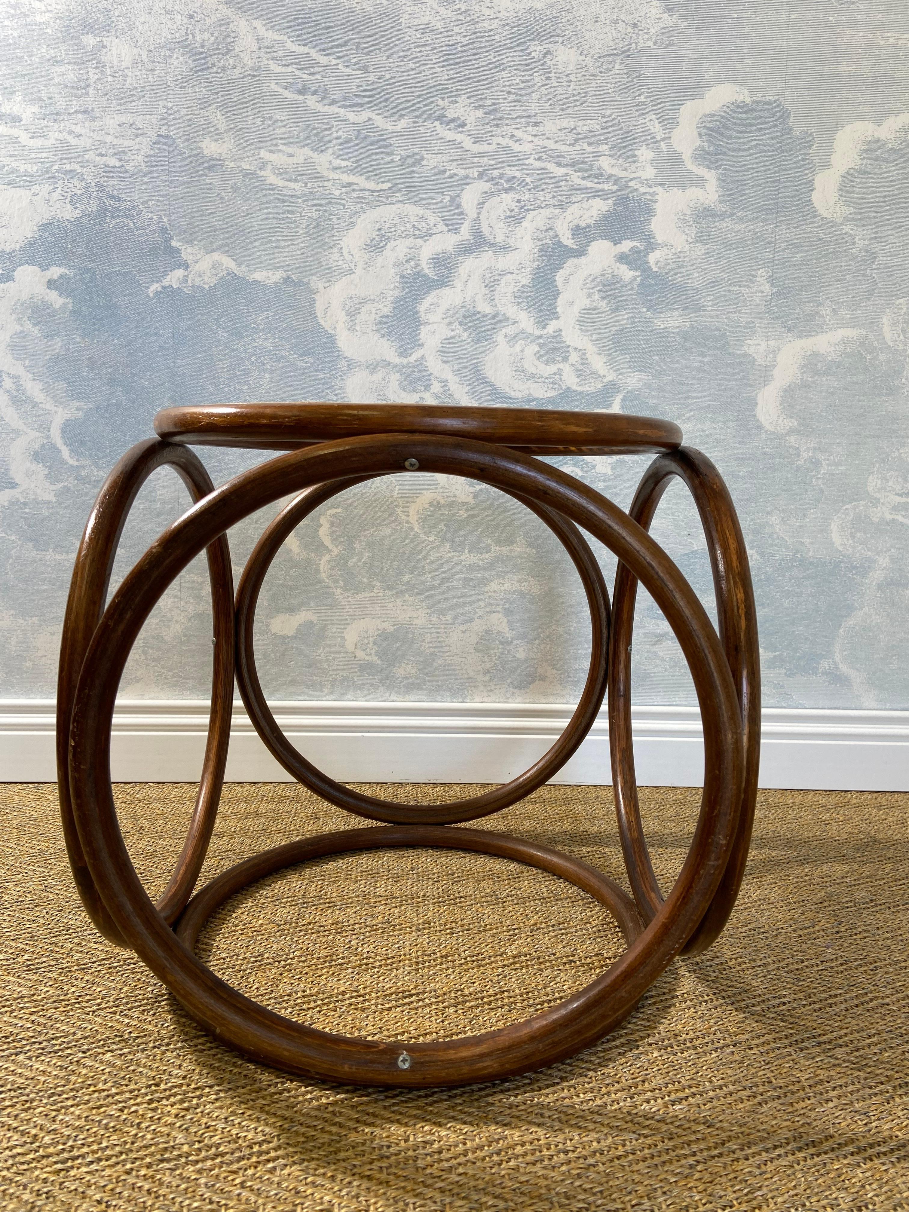 Mid-Century Modern The Modernity Cane Bentwood Tabouret en osier (style Thonet)