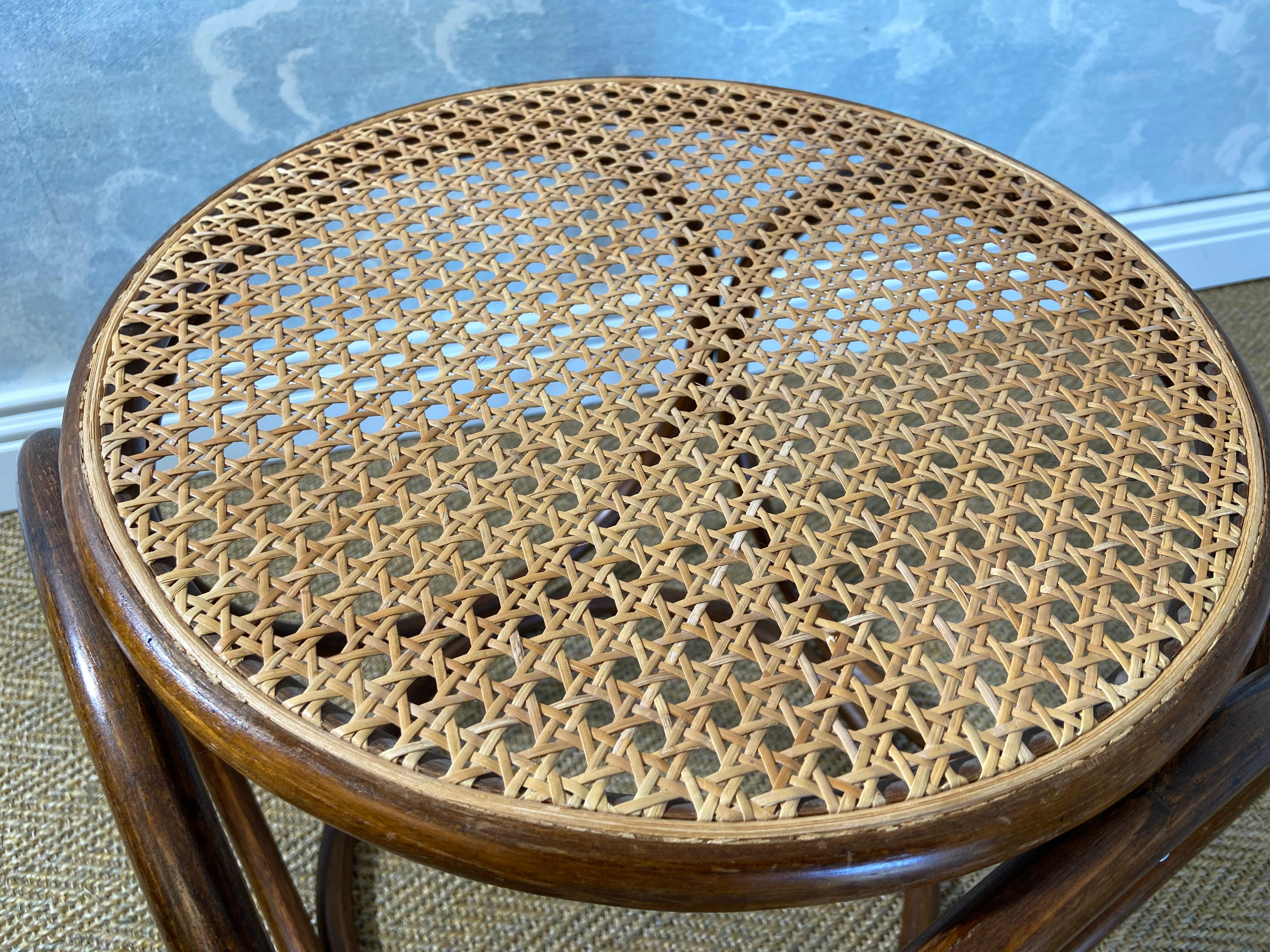 Autrichien The Modernity Cane Bentwood Tabouret en osier (style Thonet)