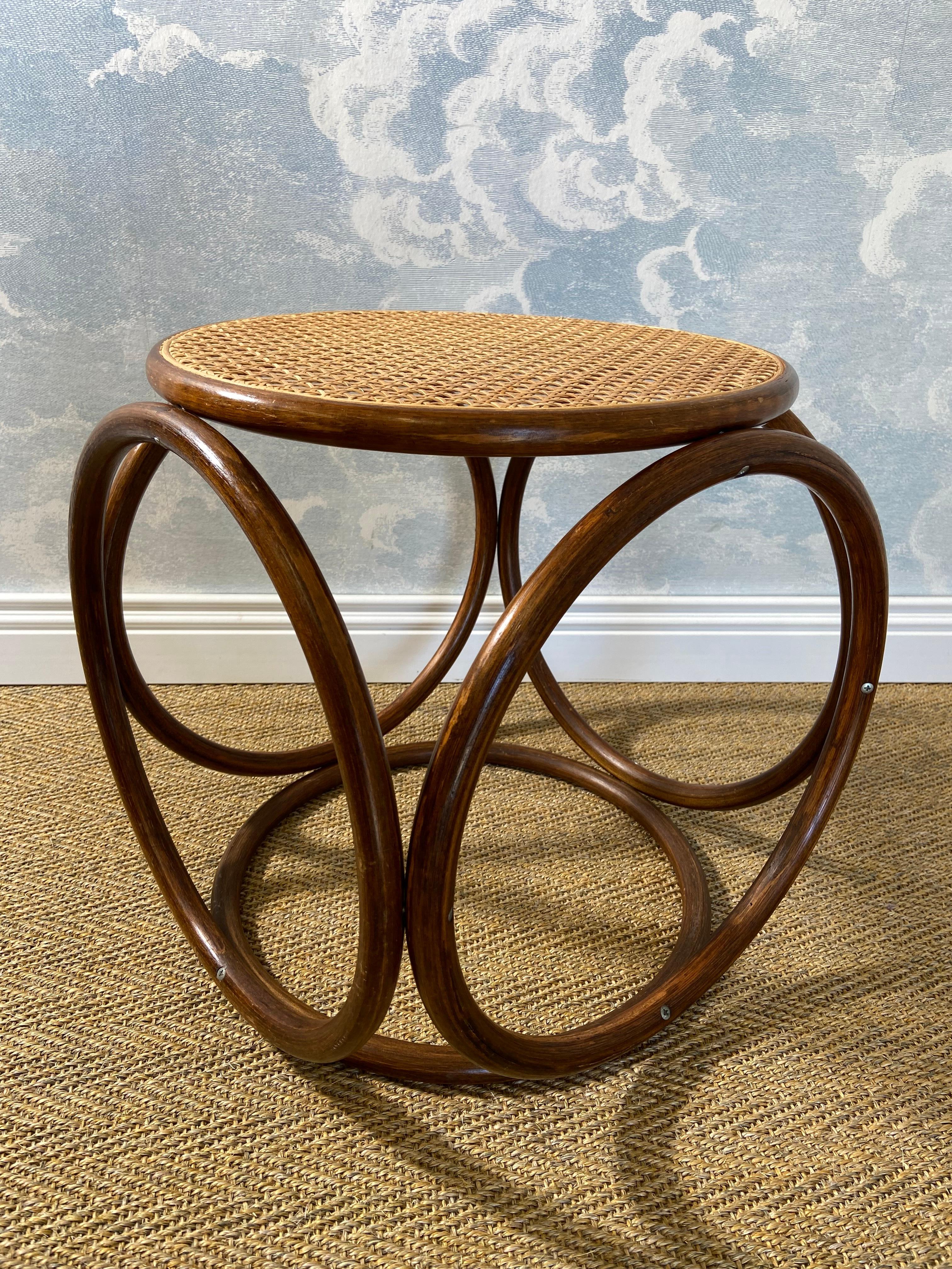 Milieu du XXe siècle The Modernity Cane Bentwood Tabouret en osier (style Thonet)