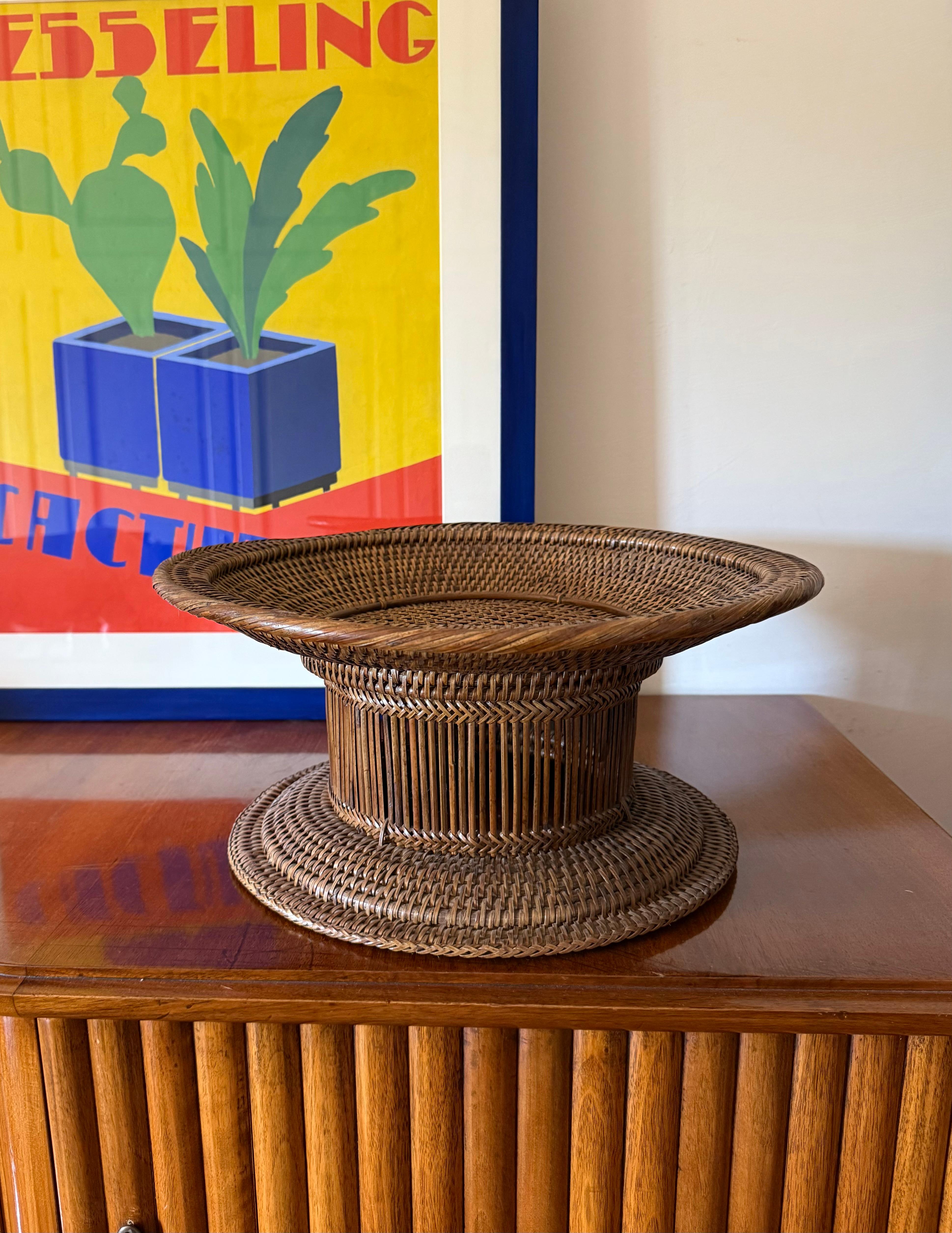 Mid-century modern wicker centerpiece / bowl

Italy 1960

H 19 cm x 40 cm diam.

Conditions: excellent consistent with age and use