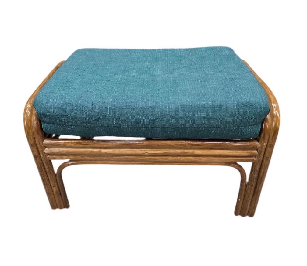 Mid-Century Modern Chaise et ottoman en osier moderne du milieu du siècle à retapisser en vente