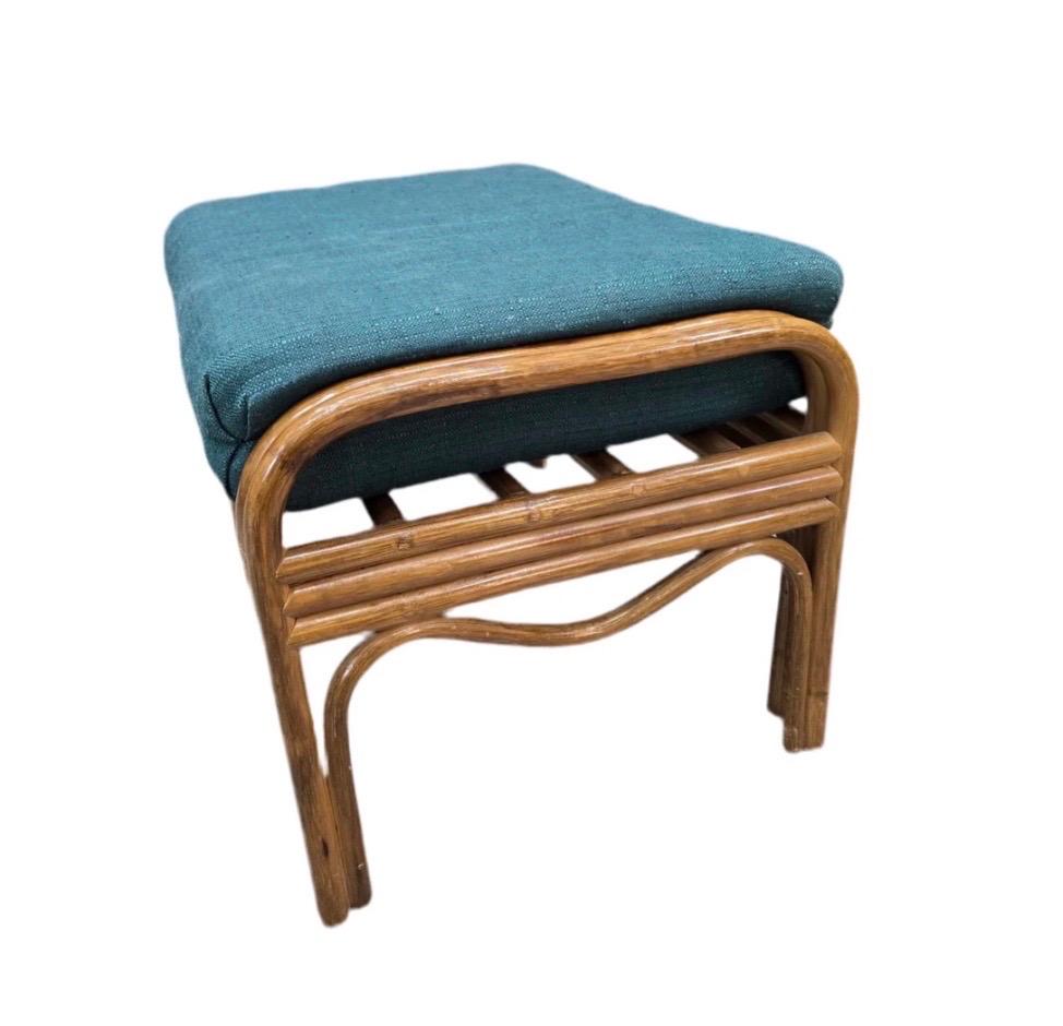 20ième siècle Chaise et ottoman en osier moderne du milieu du siècle à retapisser en vente