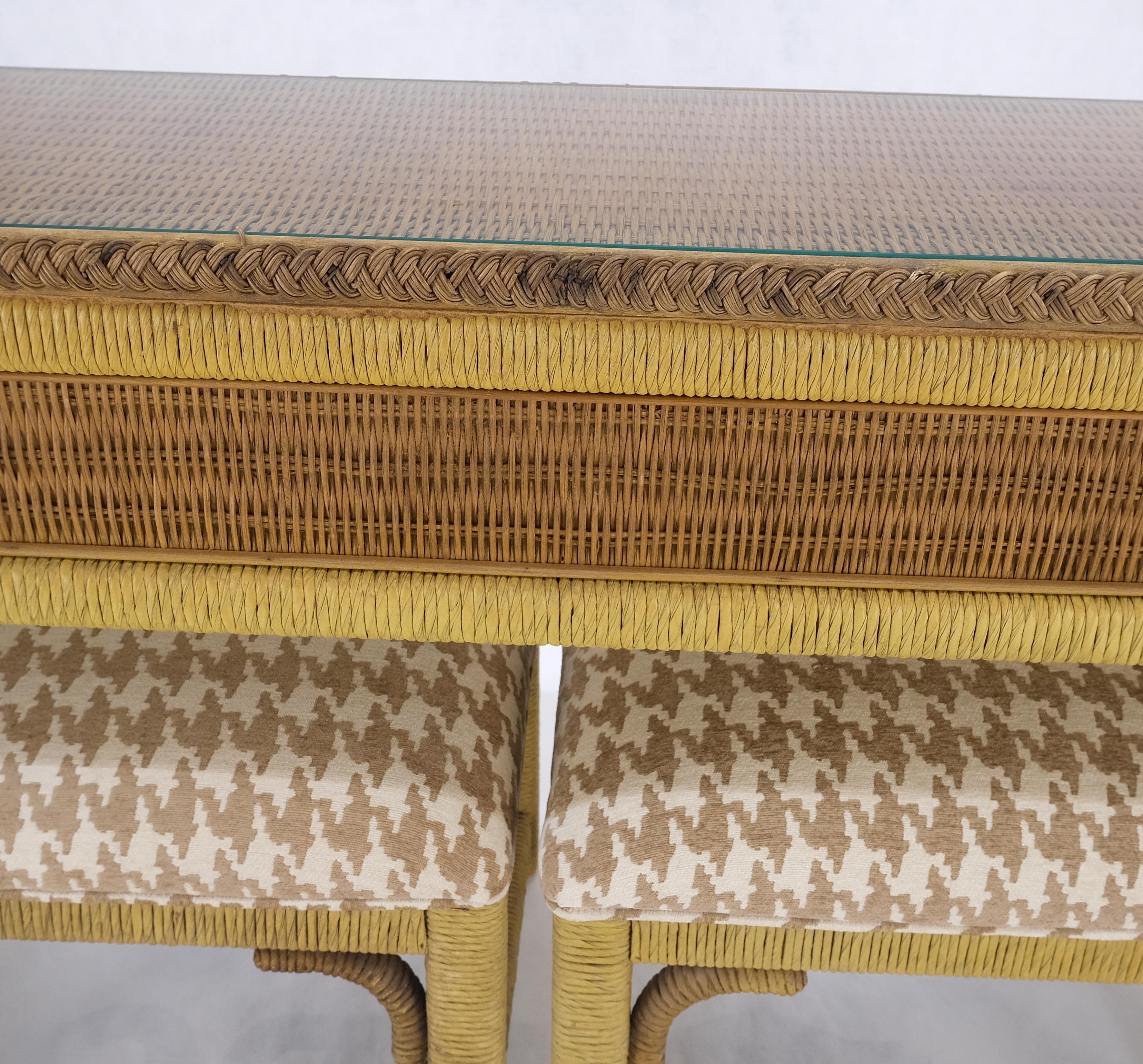 Mid Century Modern Wicker Glass Top Consoel Tisch / Paar passende Bänke im Angebot 7