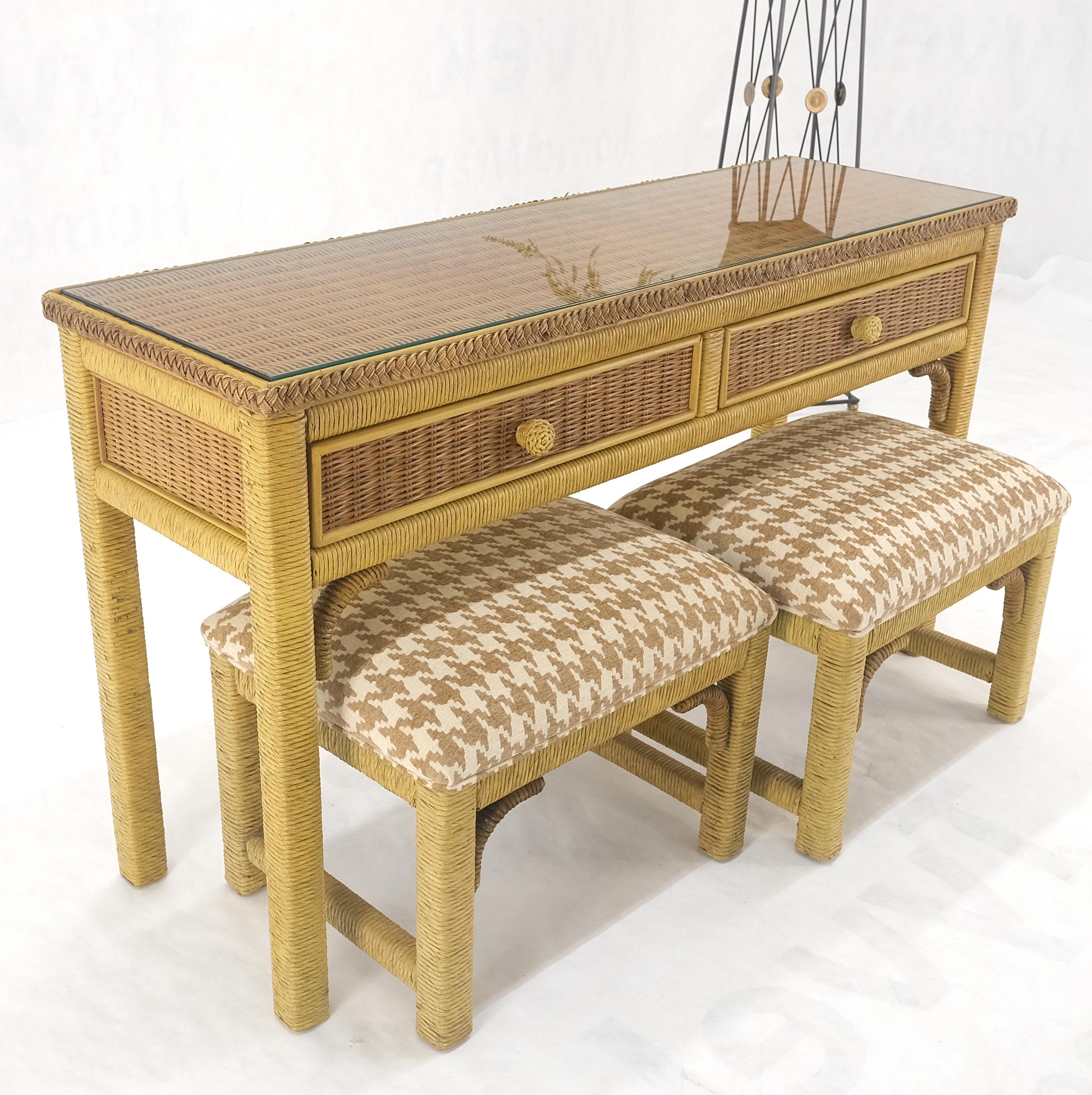 Mid Century Modern Wicker Glass Top Consoel Tisch / Paar passende Bänke (Polster) im Angebot