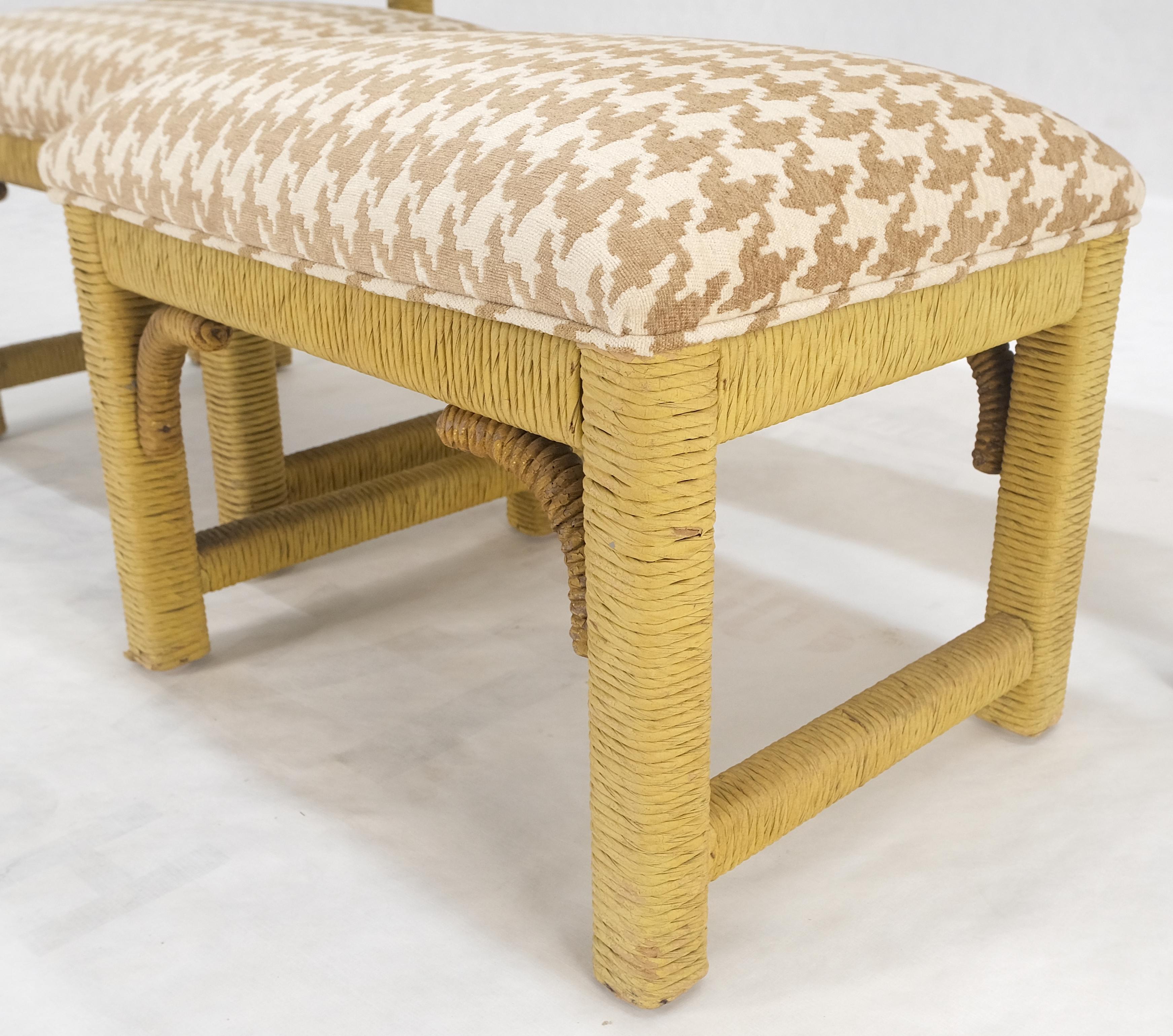 Mid Century Modern Wicker Glass Top Consoel Tisch / Paar passende Bänke im Angebot 1