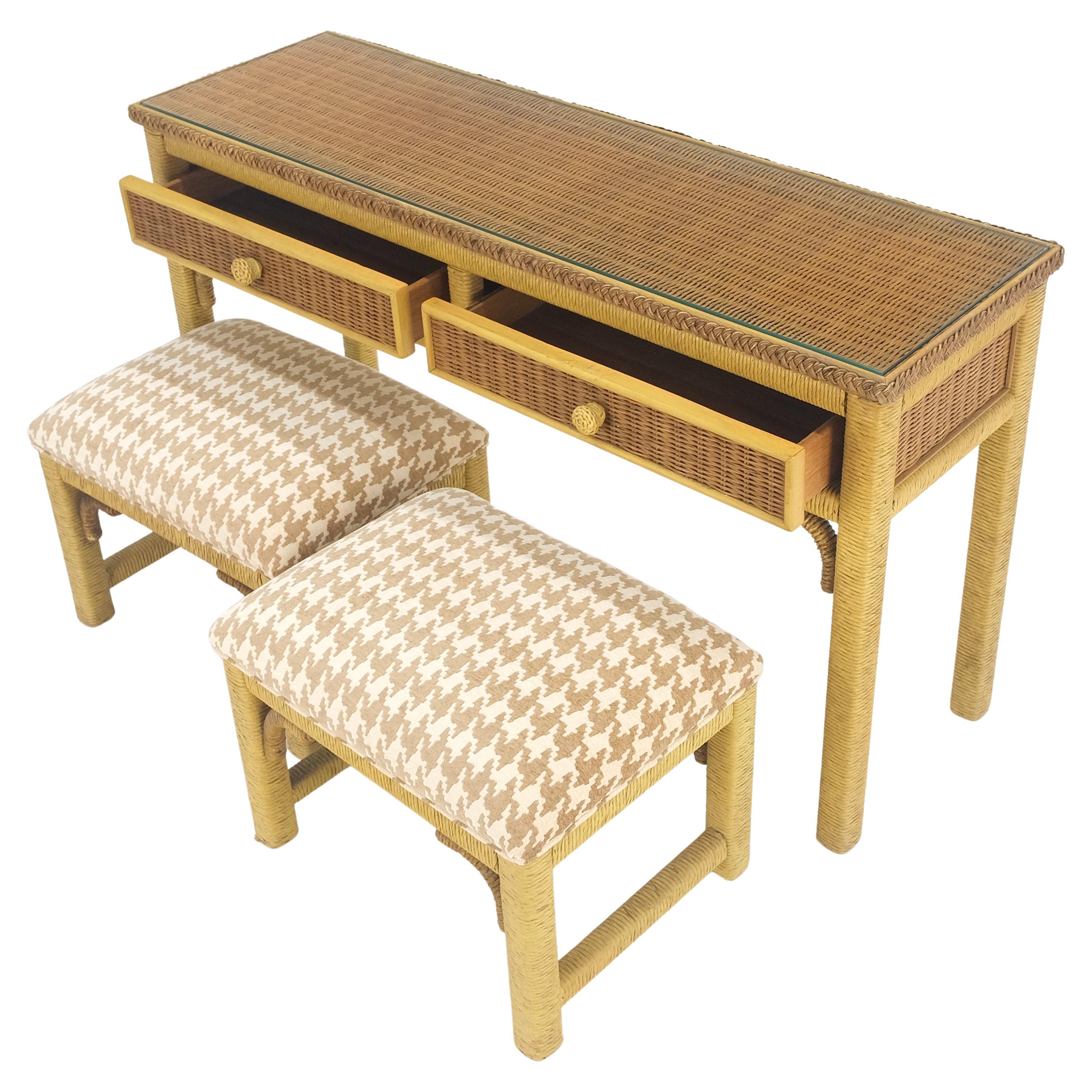Mid Century Modern Wicker Glass Top Consoel Tisch / Paar passende Bänke im Angebot