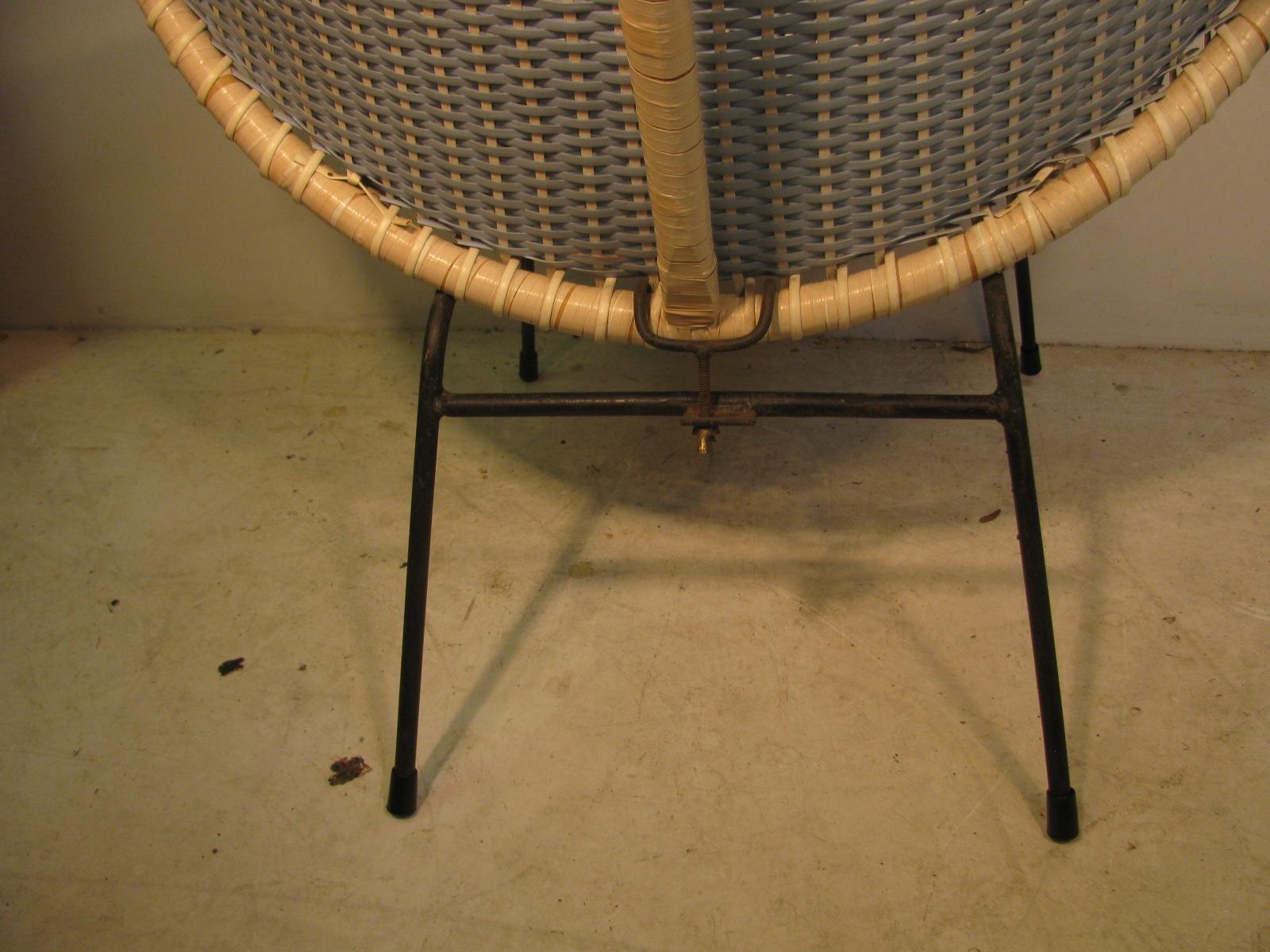 Mid-Century Modern Iron & Wicker Hoop Lounge Chair     For Sale 1