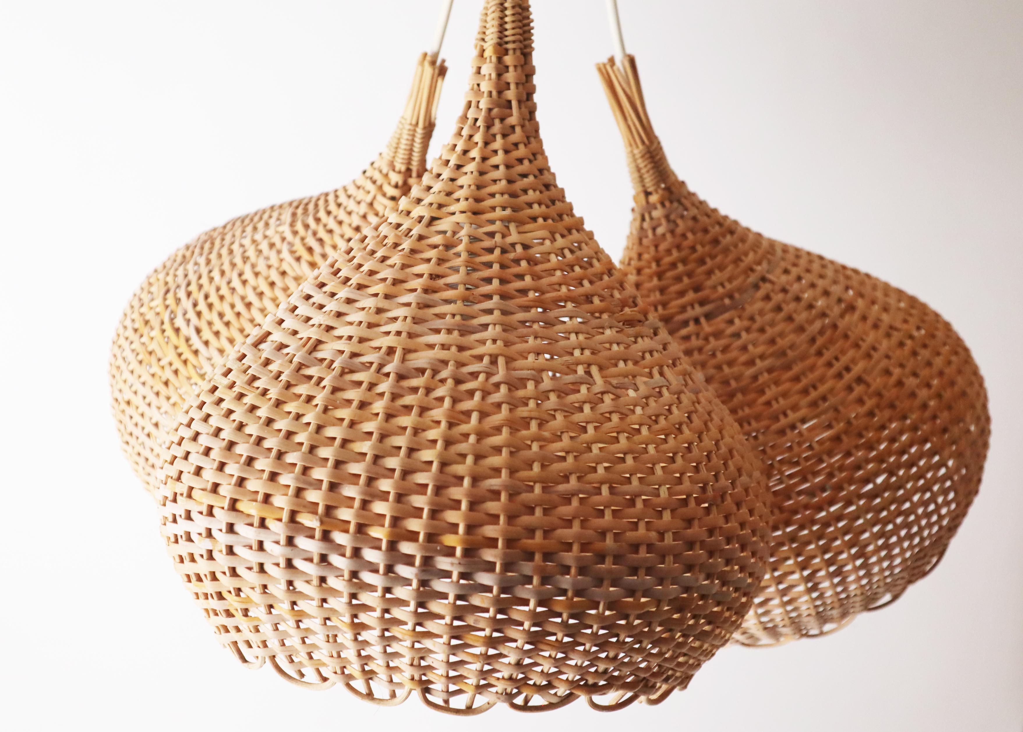 Lampada a sospensione in vimini di metà secolo, anni '60. in vendita 2