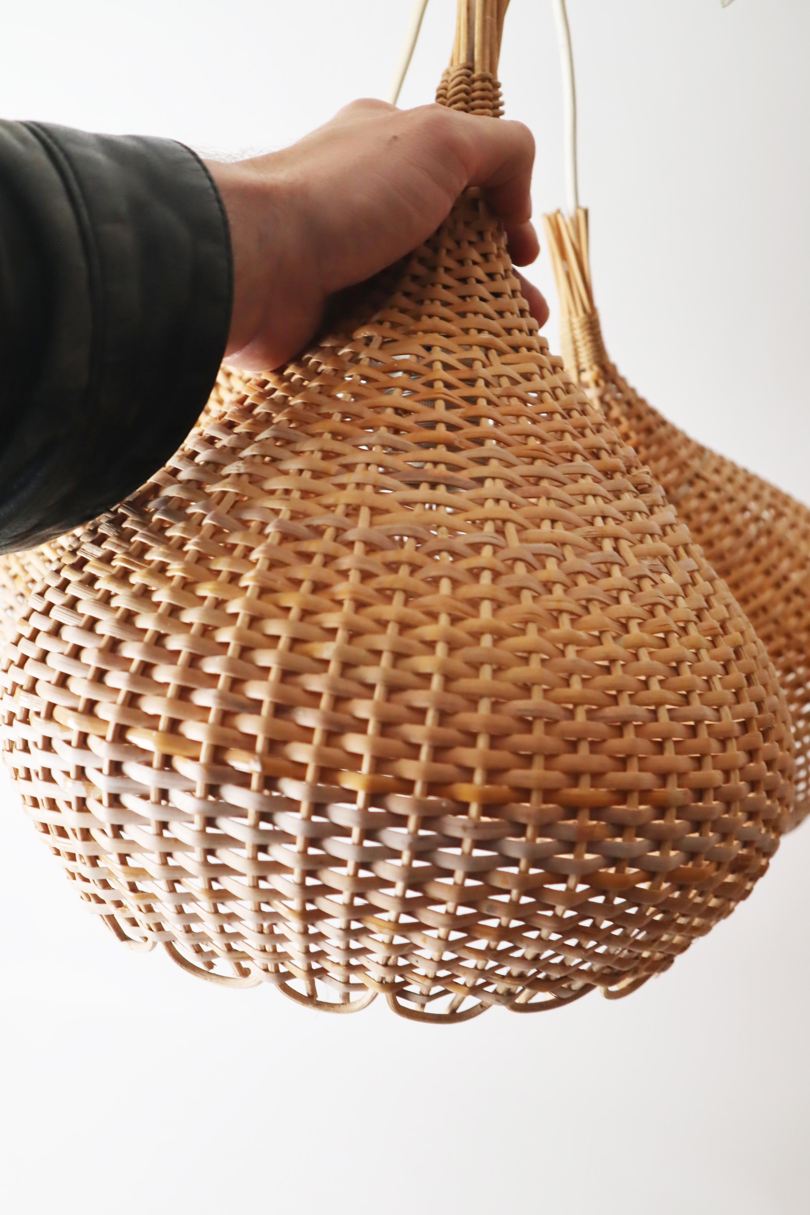 Lampada a sospensione in vimini di metà secolo, anni '60. in vendita 9