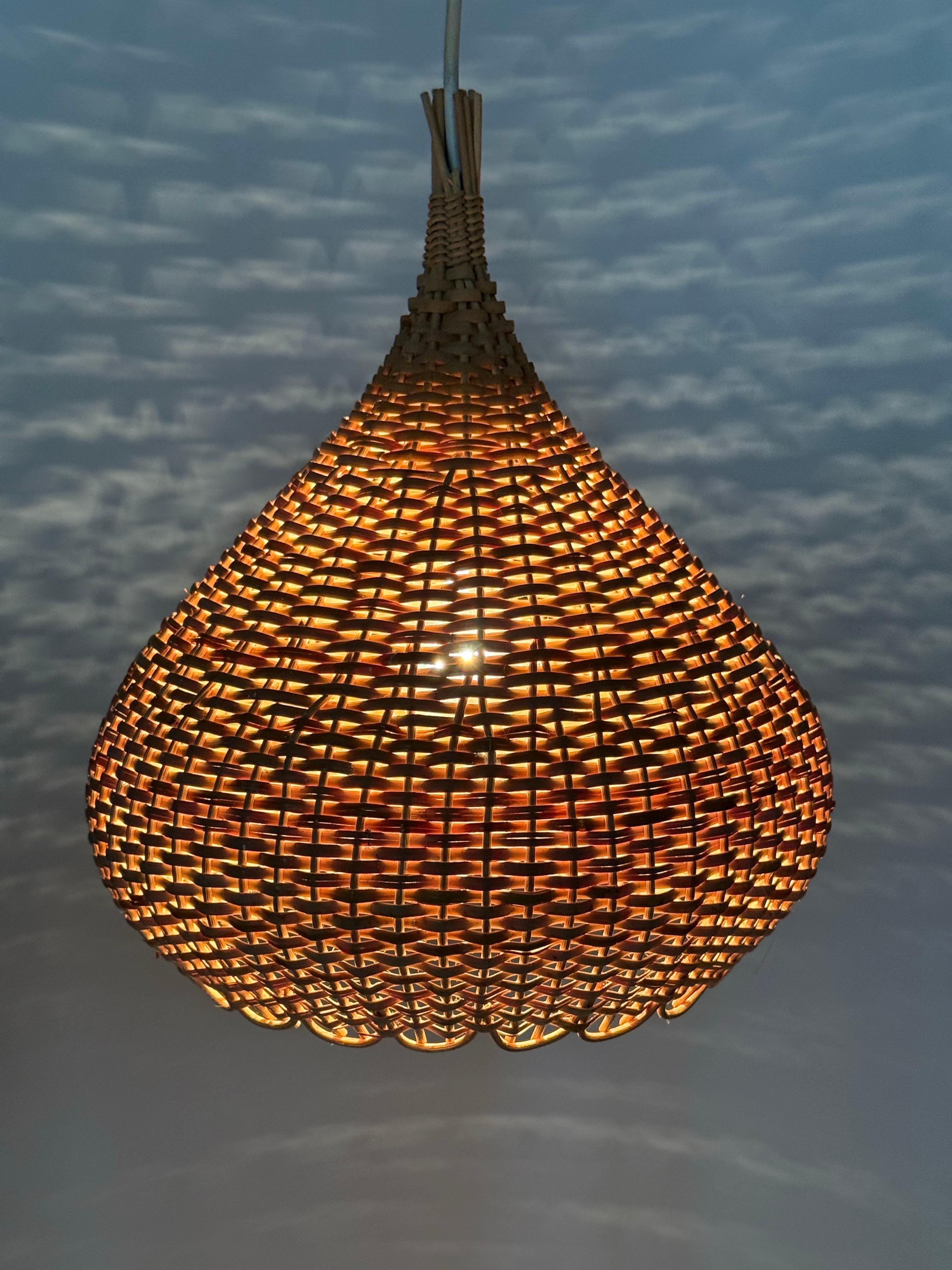 Questa lampada a sospensione in vimini naturale è uno stile di paralume raro da trovare, che arricchirà la tua casa indipendentemente dal suo stile. Queste lampade rendono bellissimi anche cottage, ristoranti o uffici, perché questi luoghi