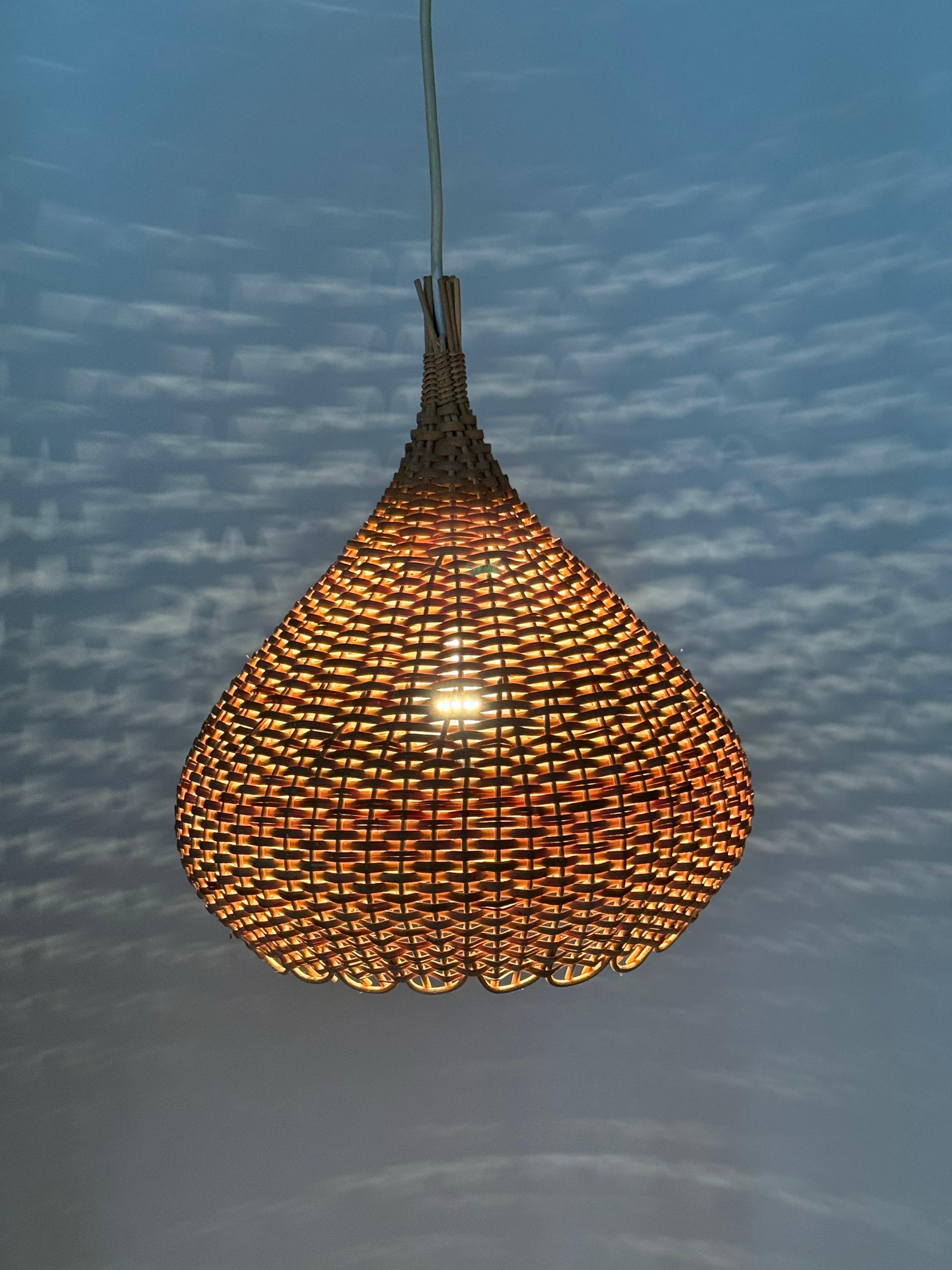 Mid-Century moderno Lampada a sospensione in vimini di metà secolo, anni '60. in vendita