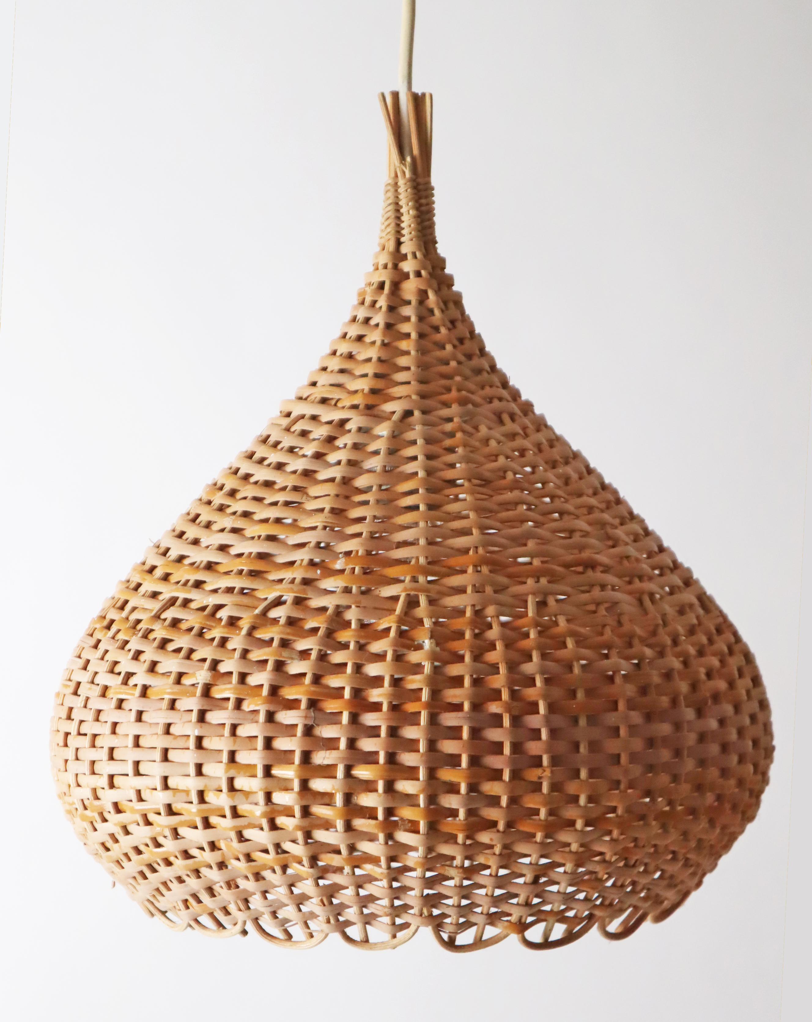 Fatto a mano Lampada a sospensione in vimini di metà secolo, anni '60. in vendita