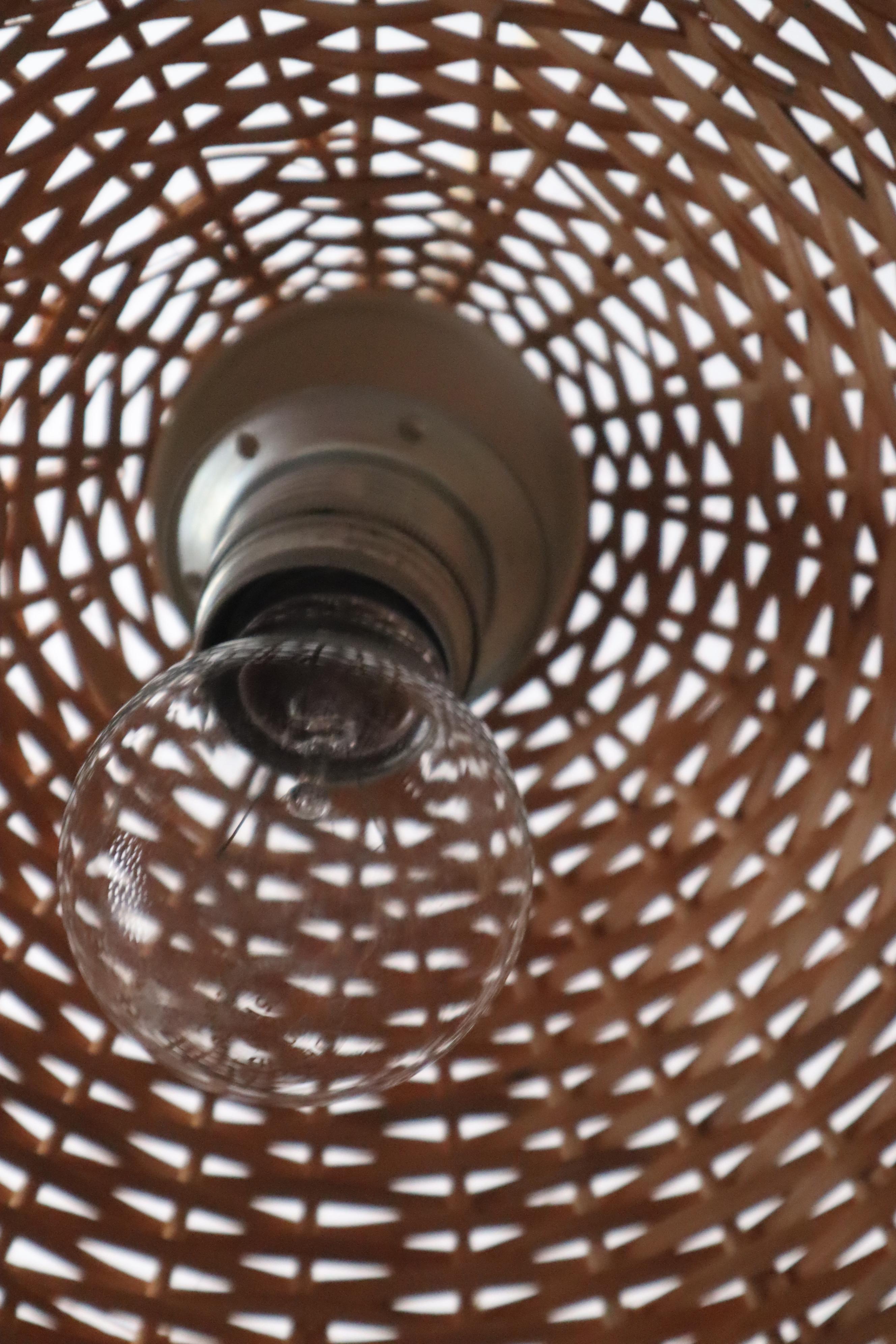 Vimini Lampada a sospensione in vimini di metà secolo, anni '60. in vendita