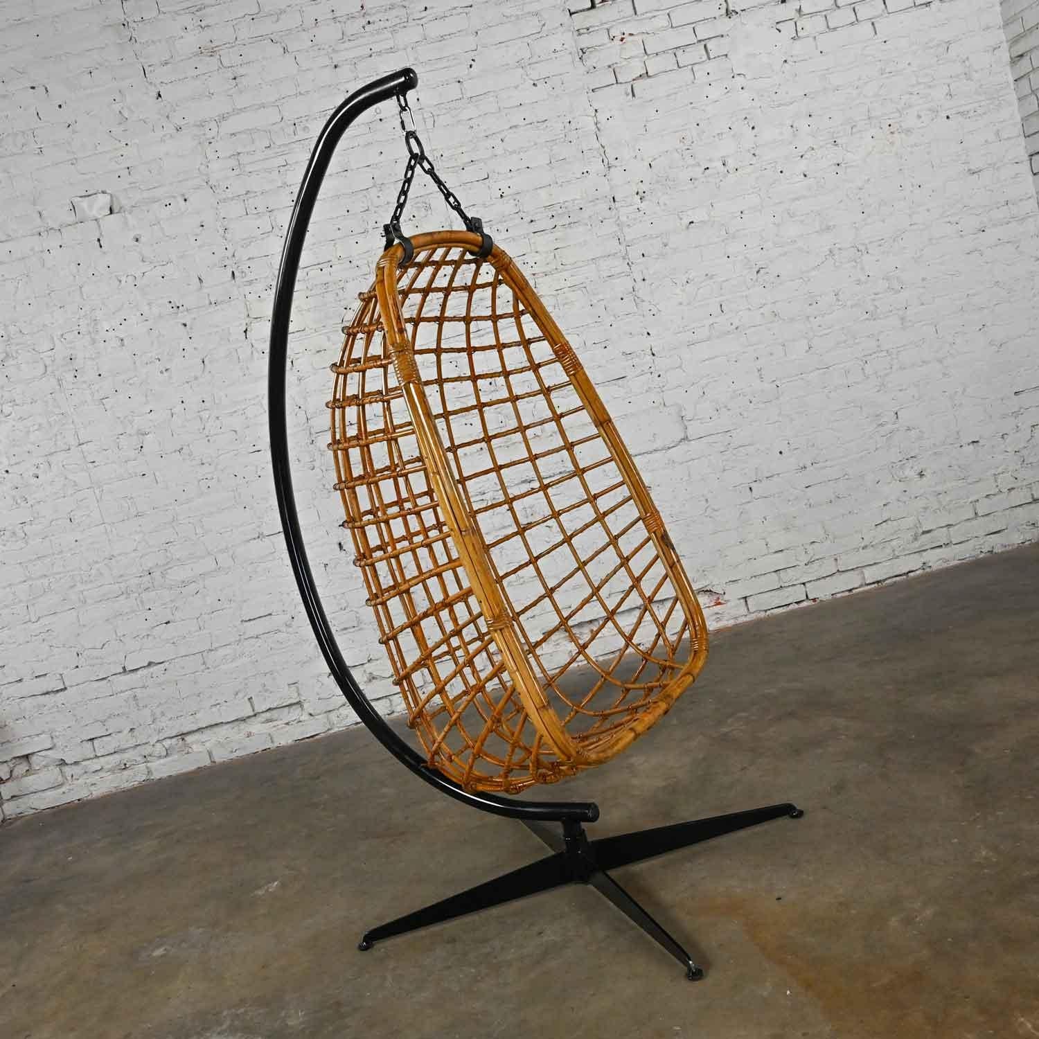 Mid-Century Modern Wicker Rattan Hanging Basket Chair & Black Painted Stand 10