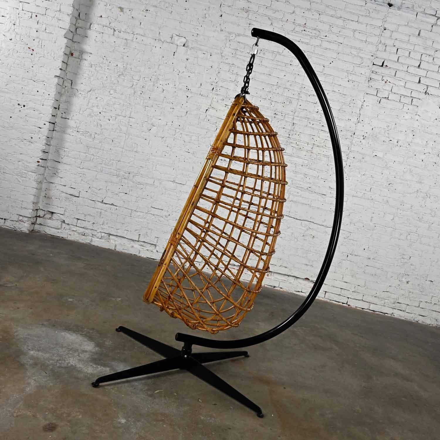 Mid-Century Modern Wicker Rattan Hanging Basket Chair & Black Painted Stand In Good Condition In Topeka, KS