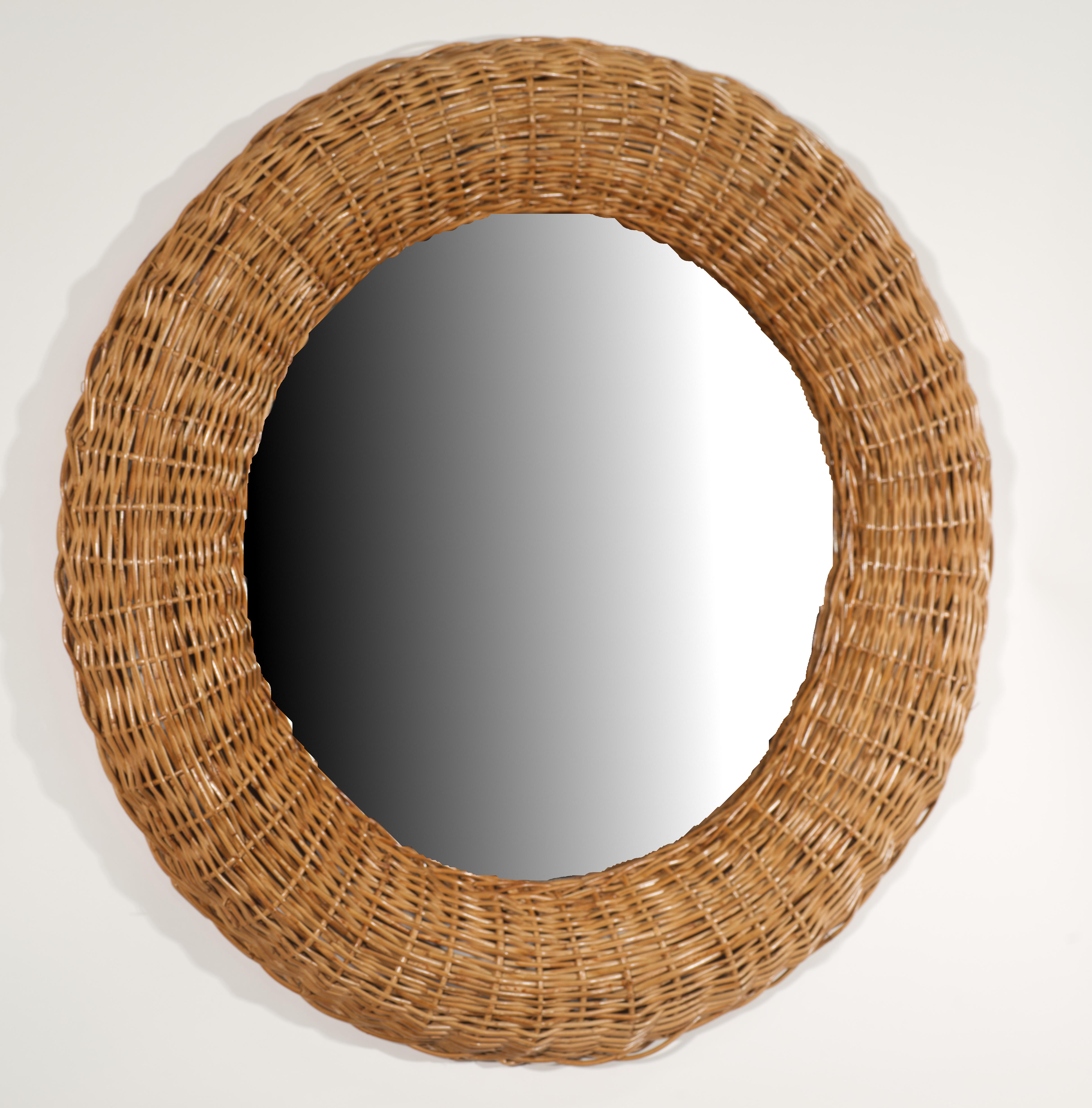  Der runde Spiegel aus handgeflochtenem Rattan und Weidengeflecht im Vintage-Stil zeichnet sich durch einen handgeflochtenen Akzent aus, der den Rahmen vom Spiegel trennt und ihm Struktur und visuelles Interesse verleiht.

Das Design im