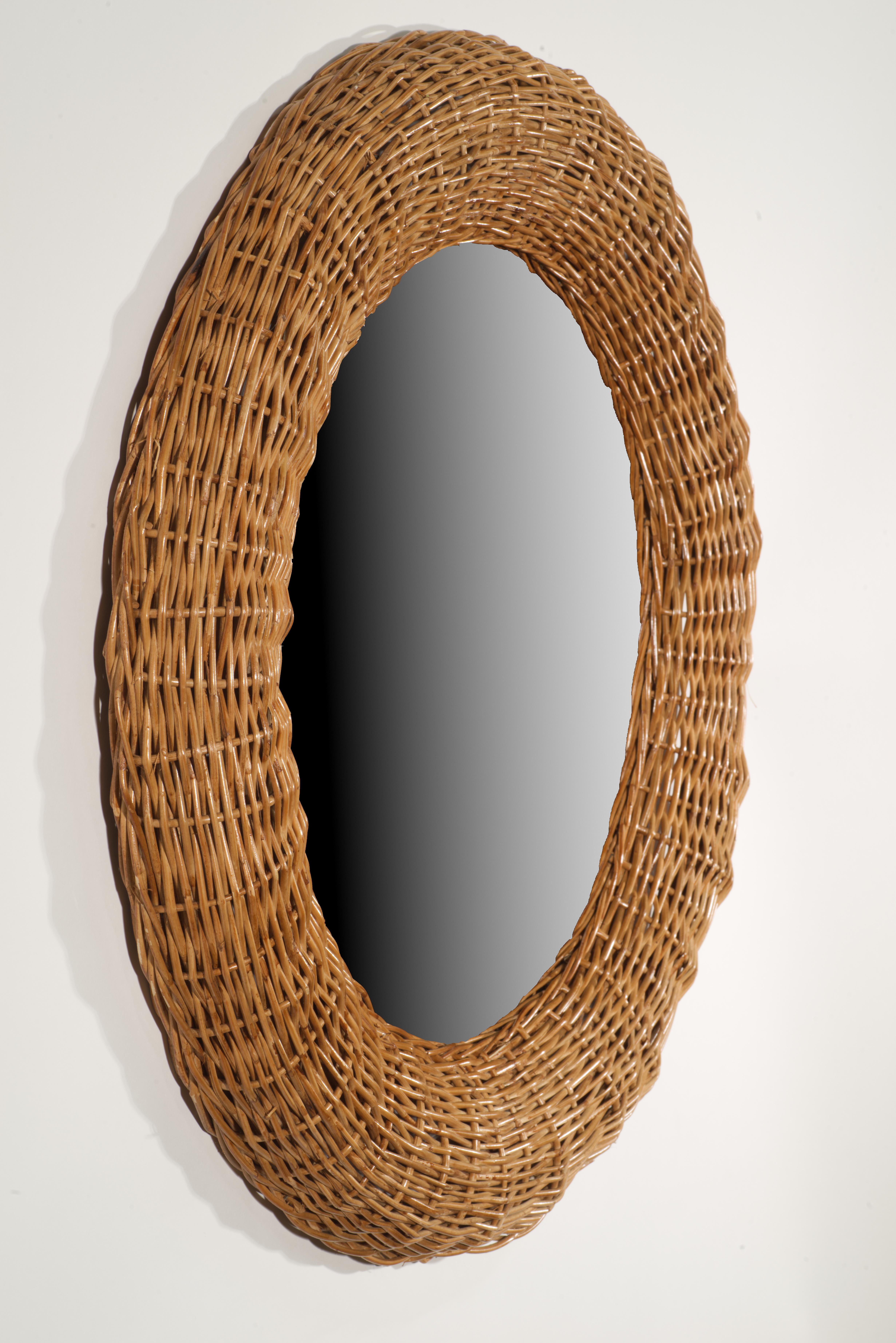 Runder Wandspiegel aus Korbweide-Rattan, Französischer Landhausstil, Mid-Century Modern (Handgefertigt) im Angebot